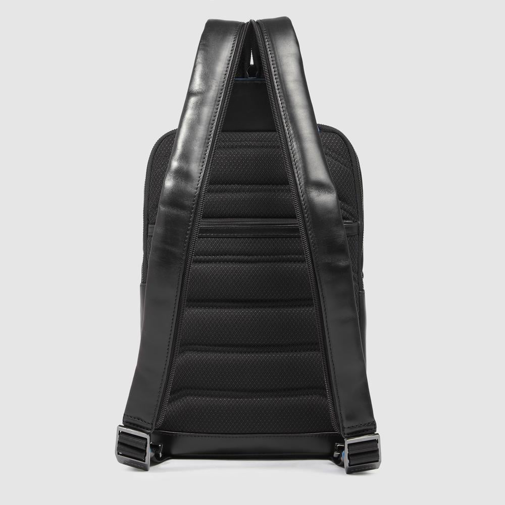 Men's chest bag in leather convertible into a backpack with RFID protection Black