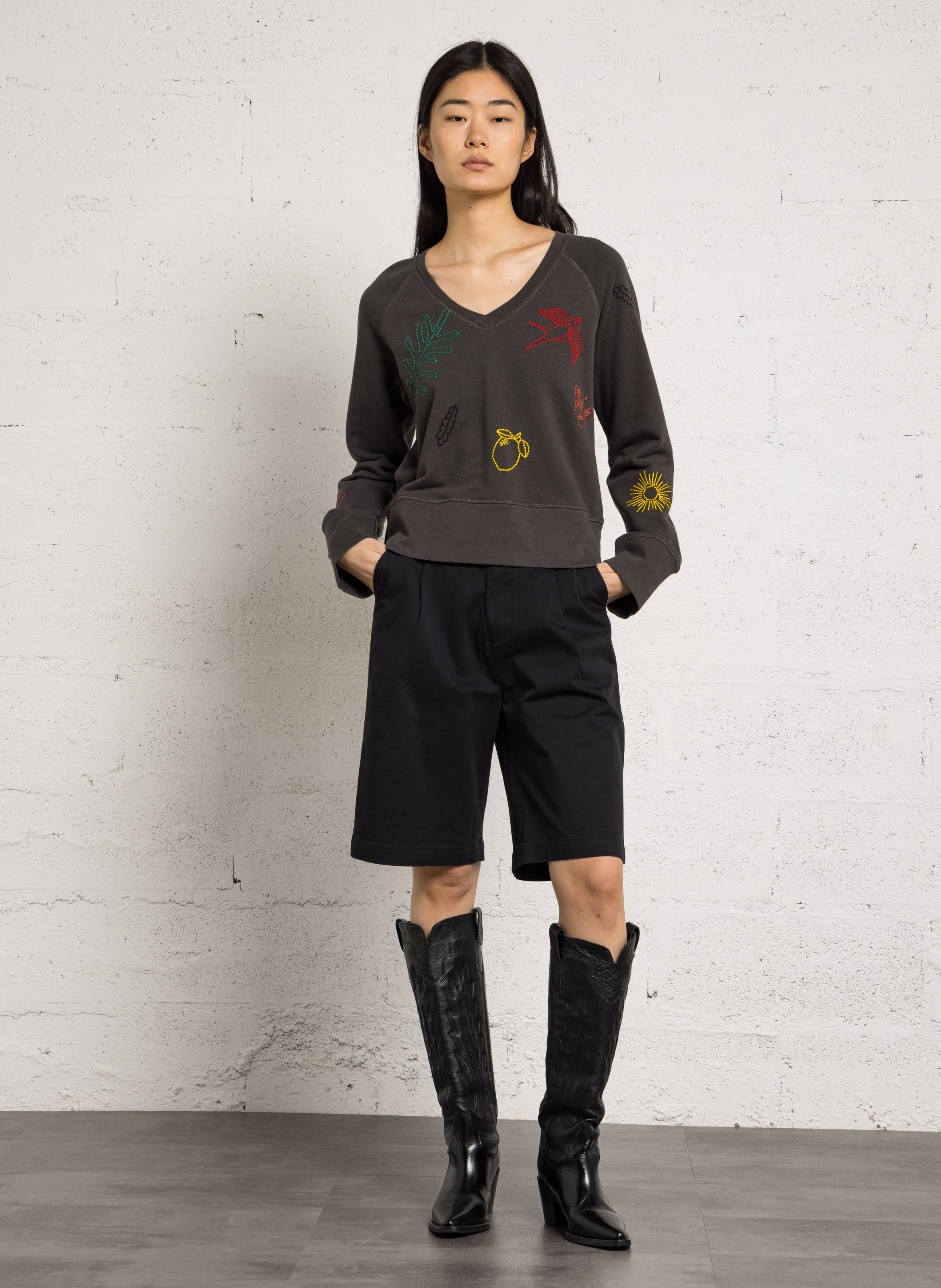 Sweat col V à motifs brodés LEON & HARPER Gris