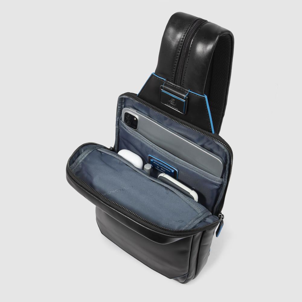 Men's chest bag in leather convertible into a backpack with RFID protection Black