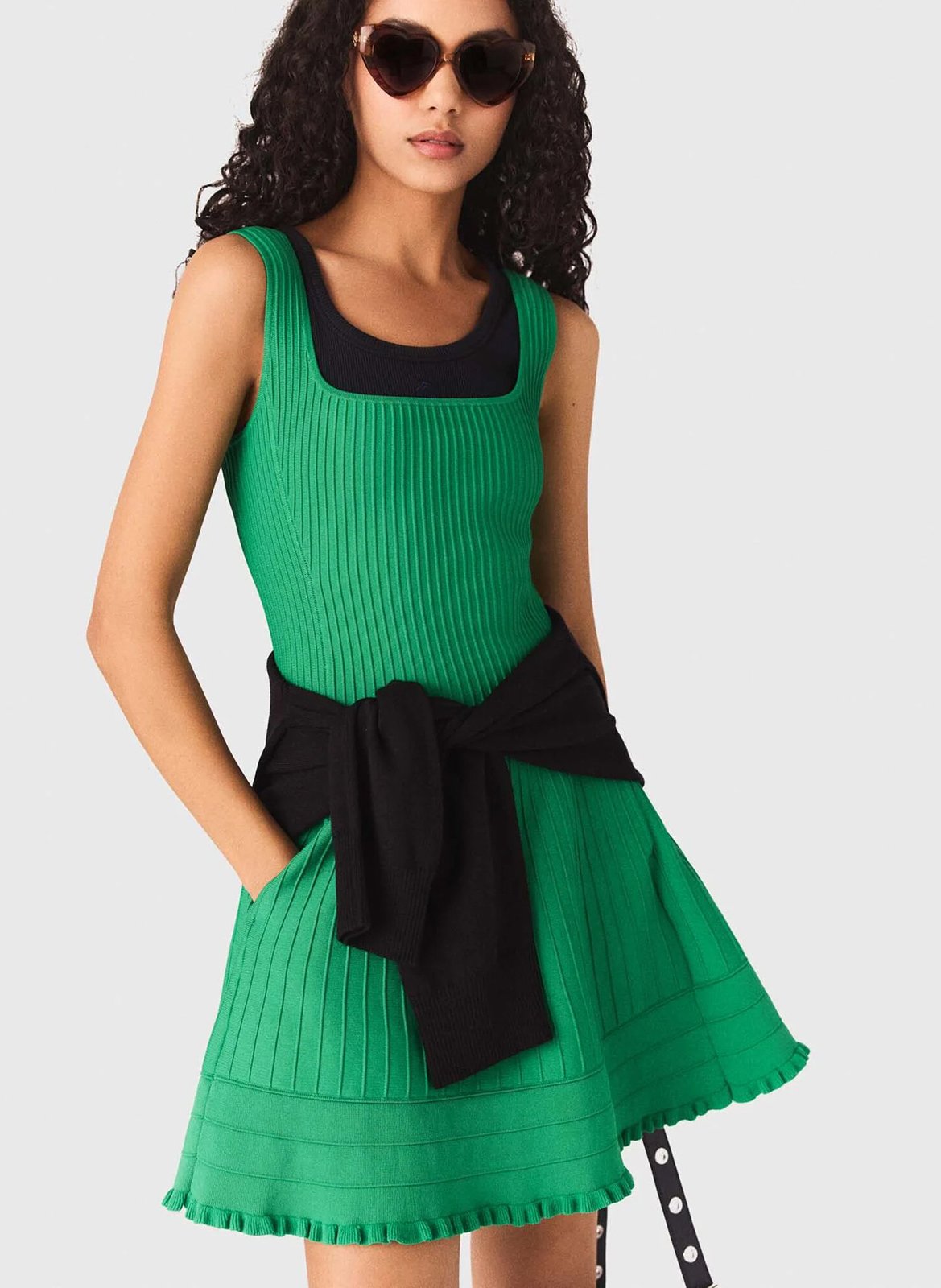 Korte aansluitende jurk met bandjes MAJE Groen