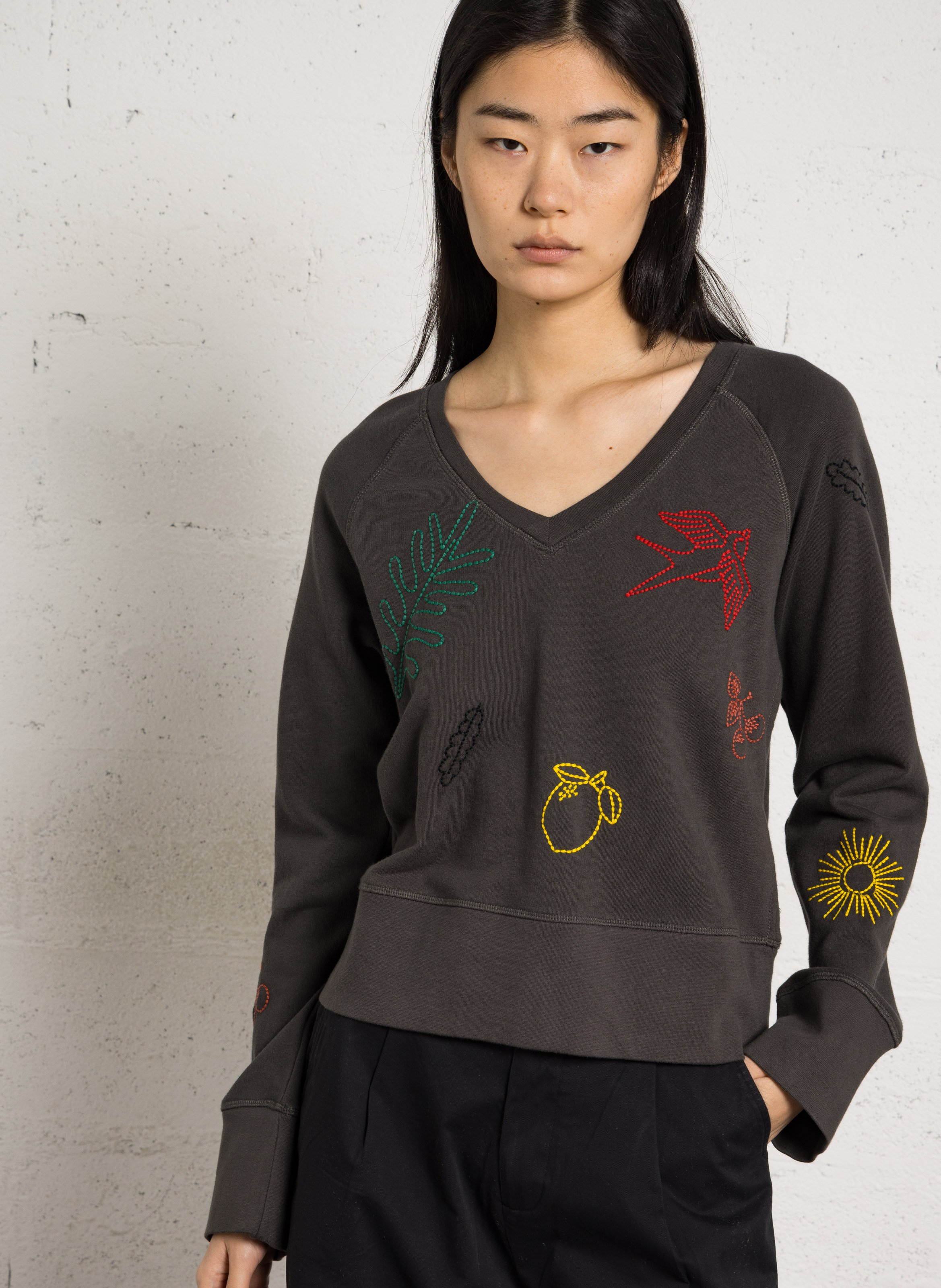 V-Ausschnitt-Sweatshirt mit bestickten Mustern LEON & HARPER