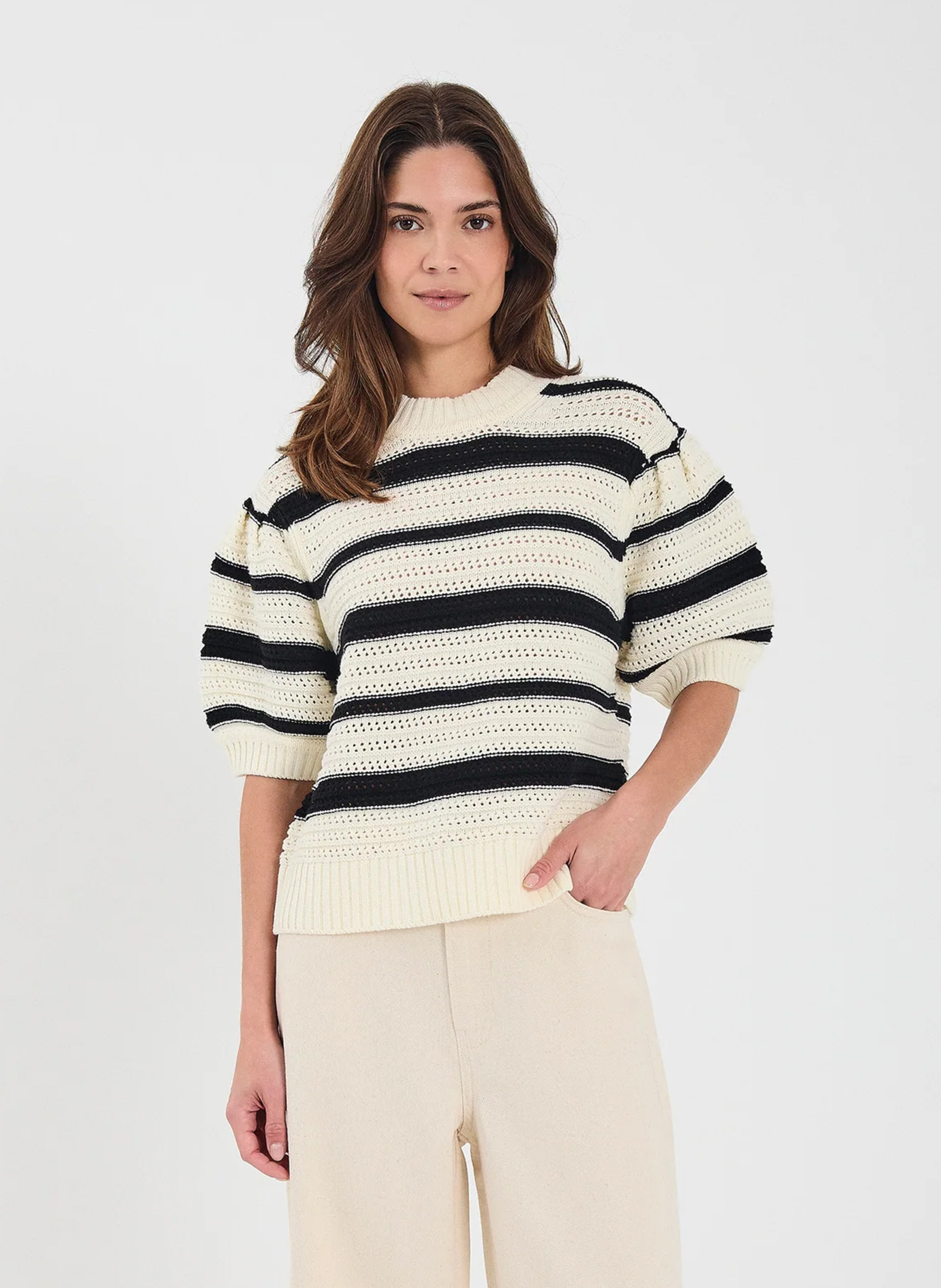 Gerade geschnittener Rundhalspullover aus Baumwolle mit Ajourmuster und Streifen NORR Schwarz