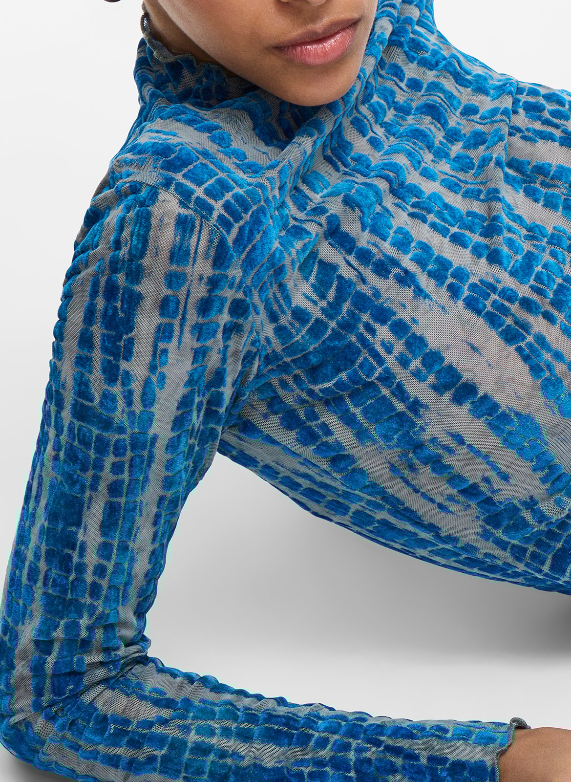 Lange jurk met hoge kraag en print ROUGE EDIT Blauw