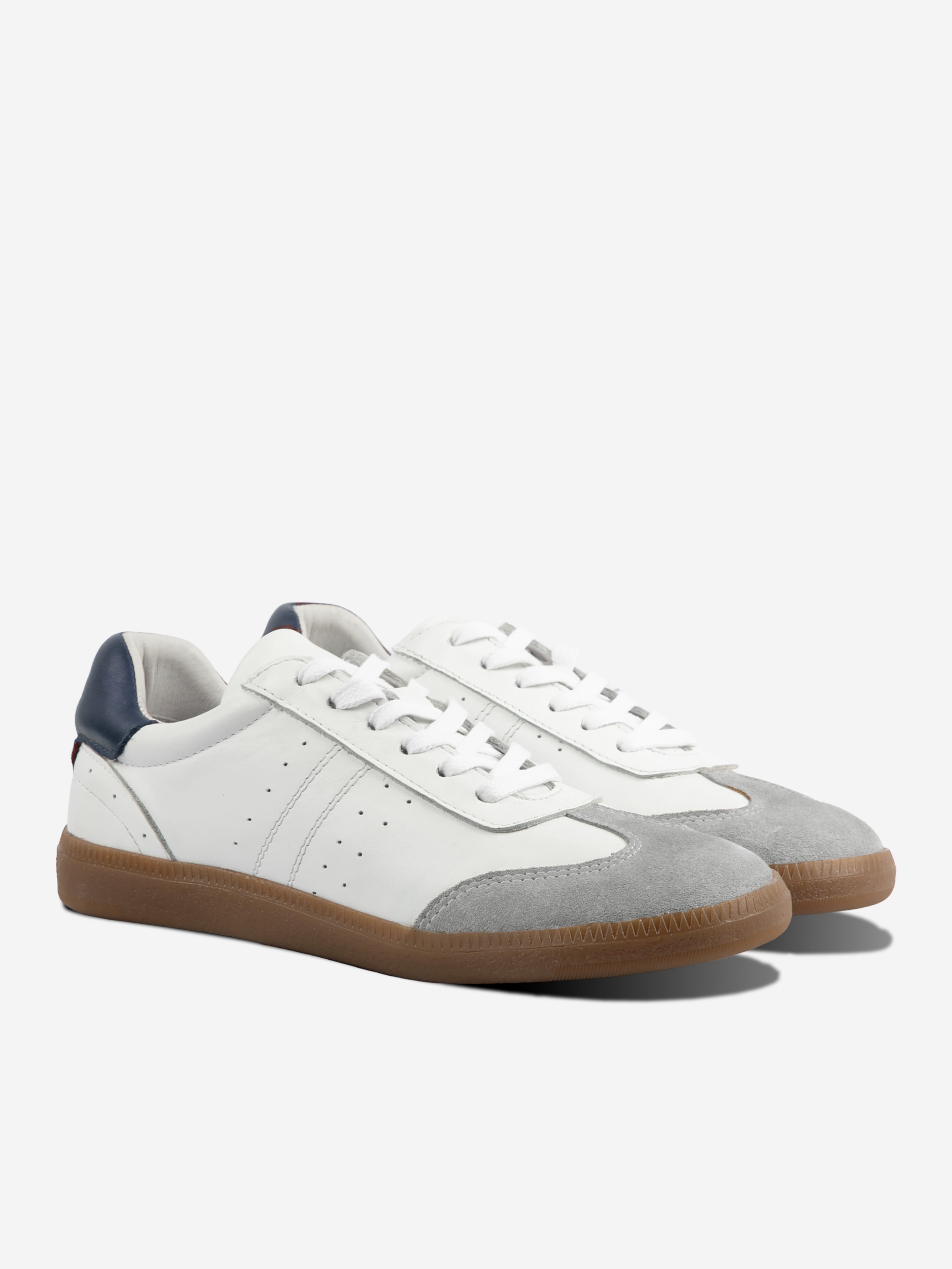 <p>Tennis lace-up Alba in smooth white grey leather</p> JULES & JENN White
