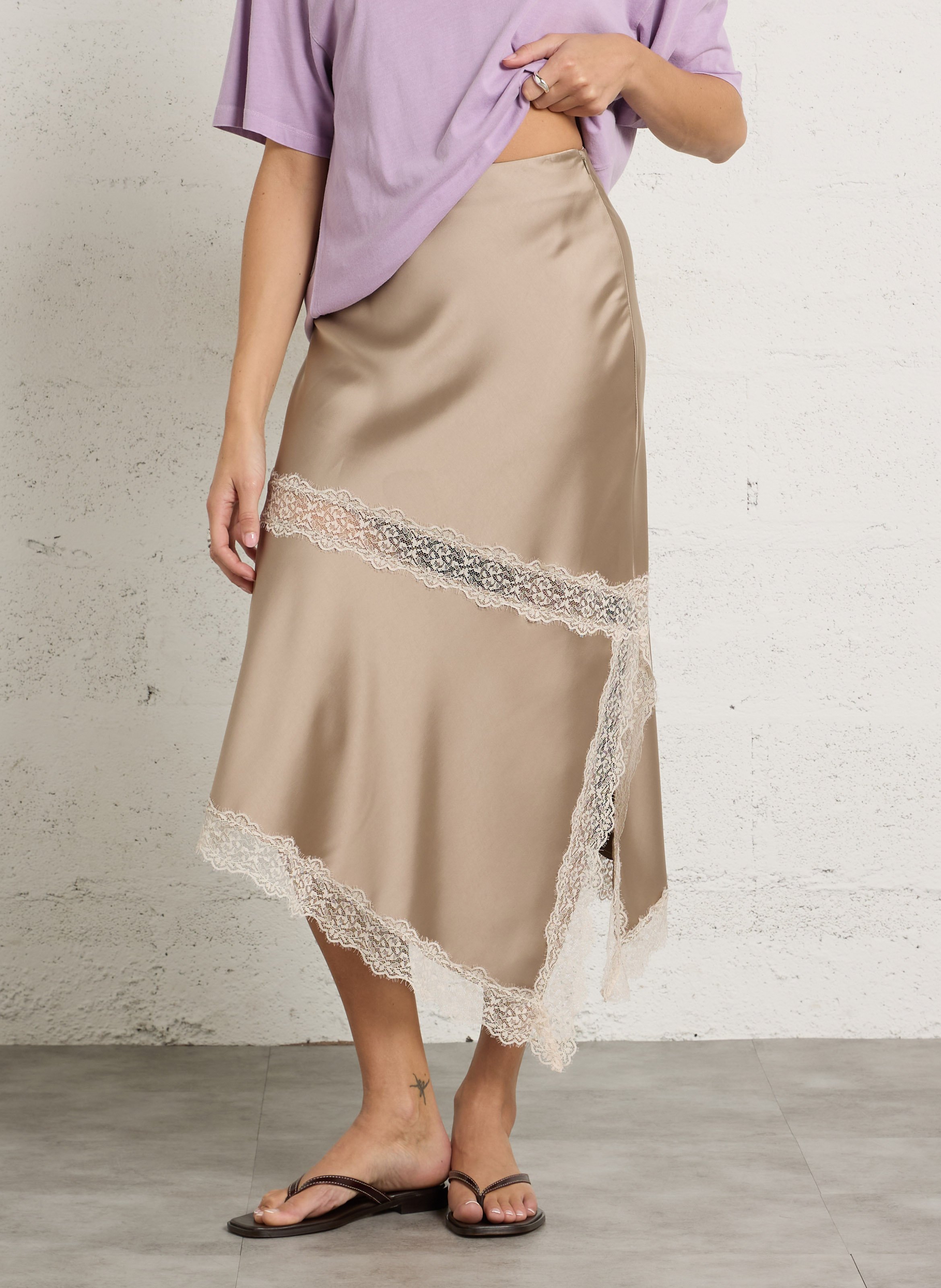 Asymmetrische, halflange rok van kant IMPERIAL