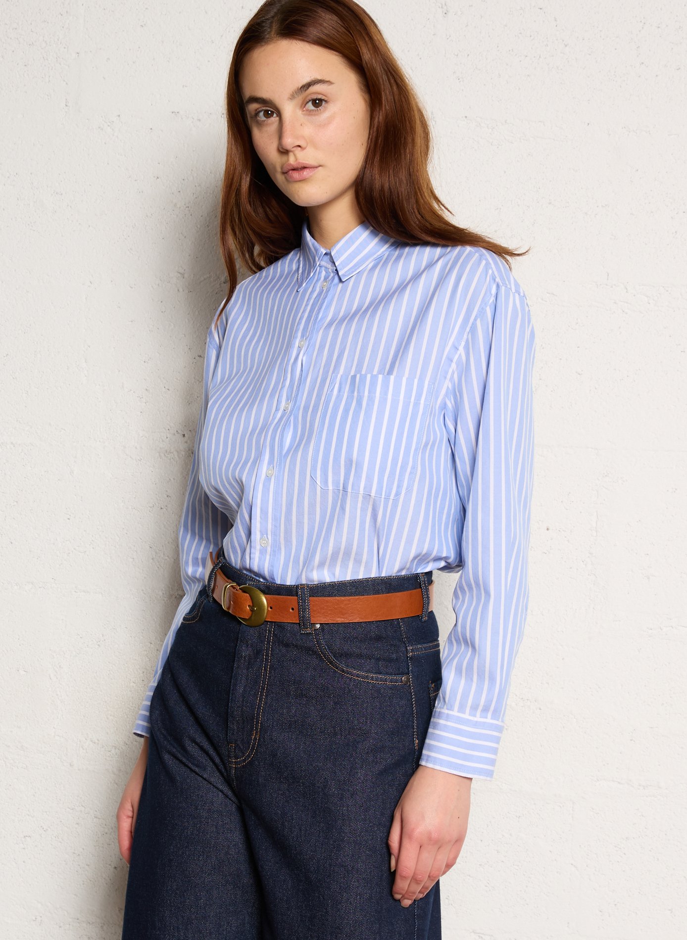 - Buckle closure. - Width: 3 cm.  Beige