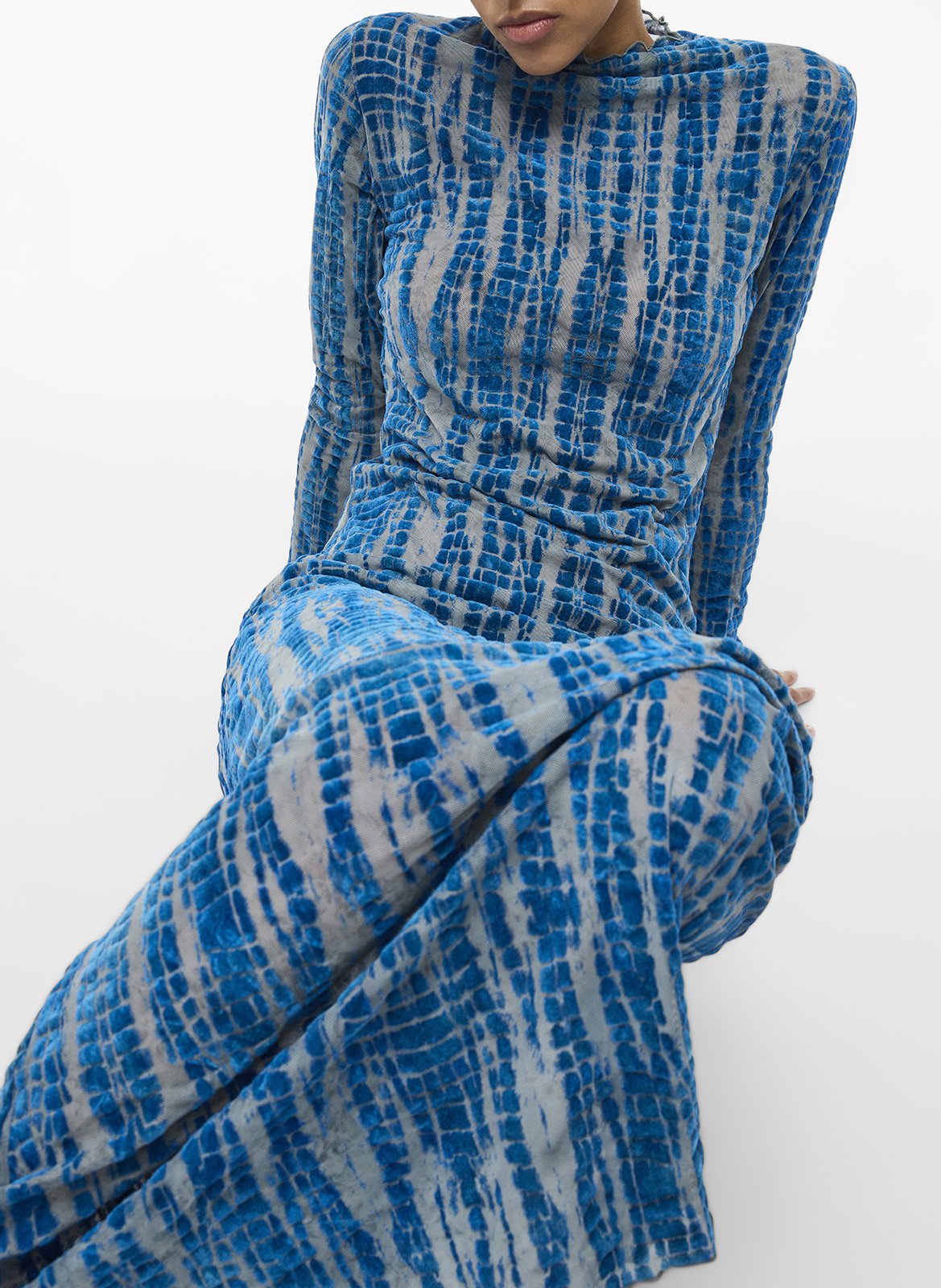 Lange jurk met hoge kraag en print ROUGE EDIT Blauw