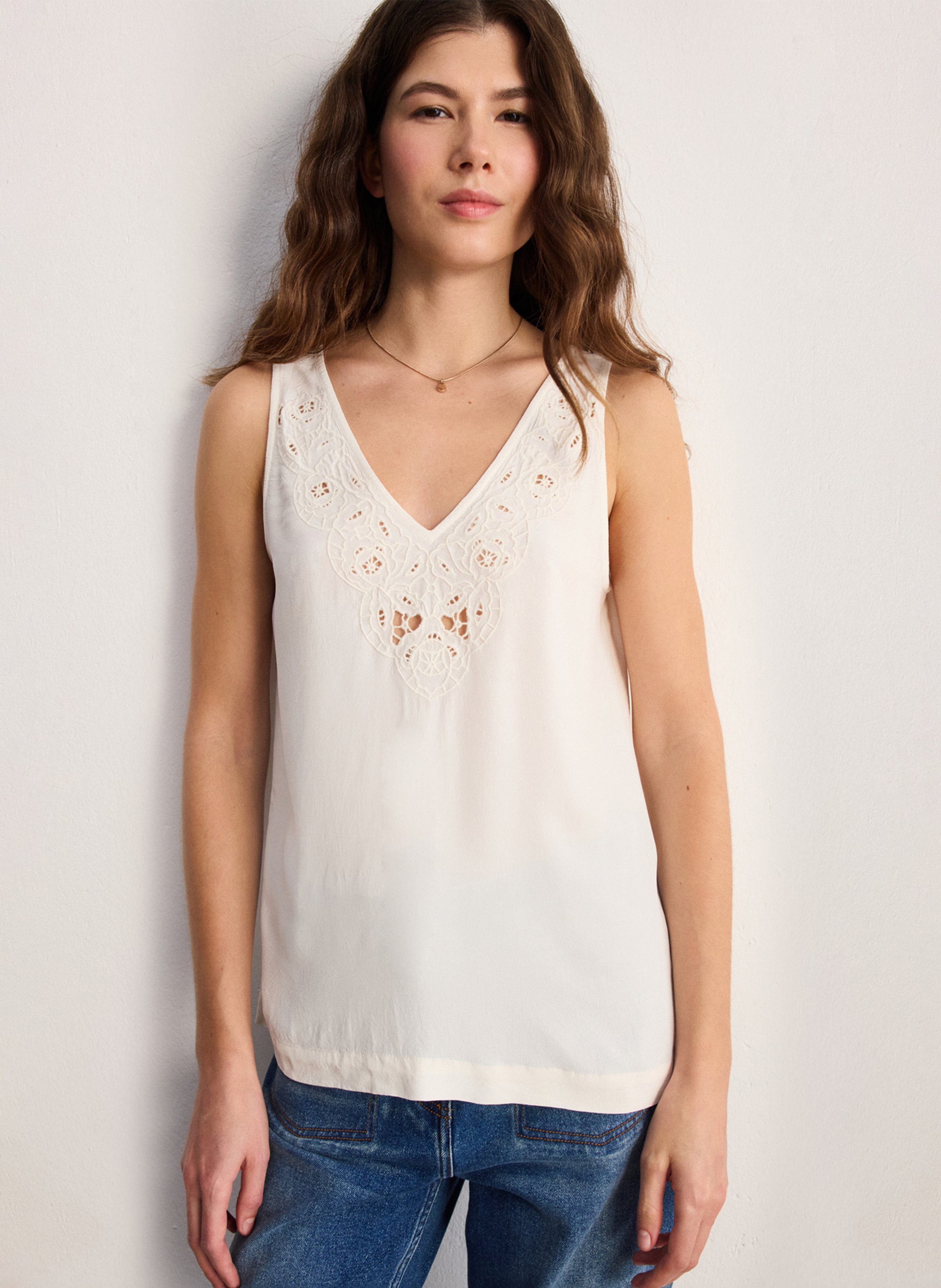 Débardeur col V à broderies PABLO