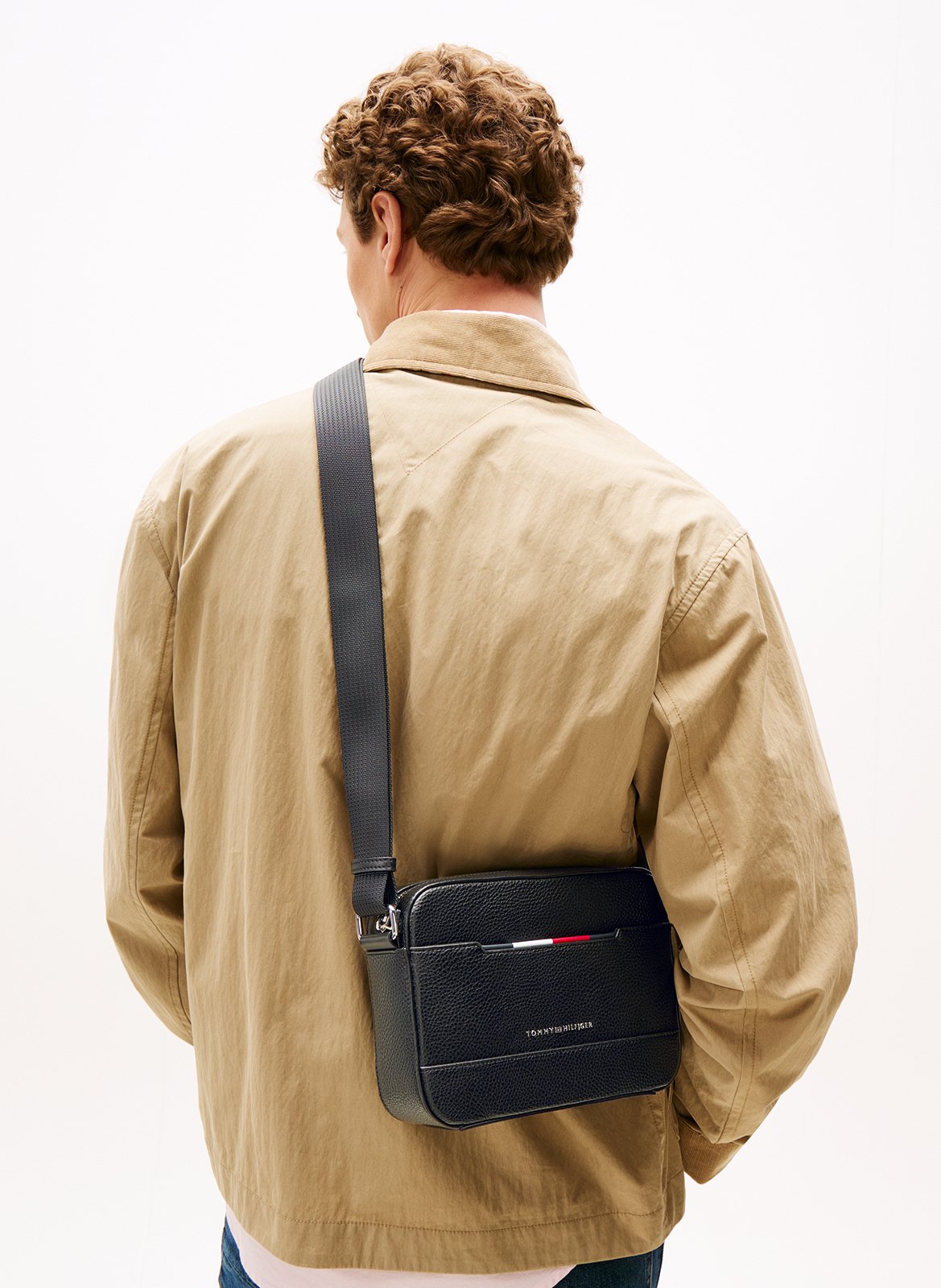 Umhängetasche mit Reißverschluss und genarbtem Effekt TOMMY HILFIGER Schwarz