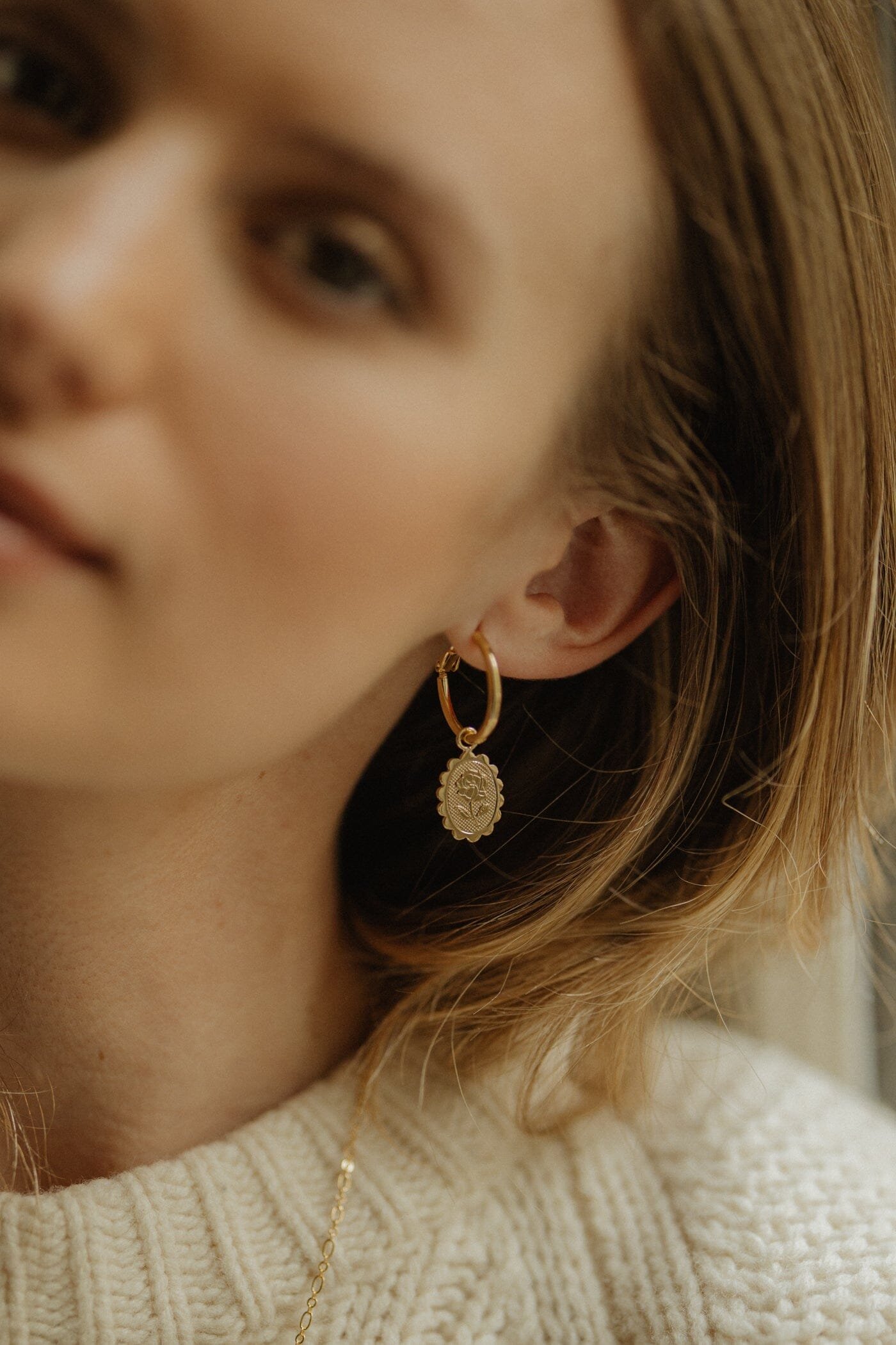 Small gold-plated fine gold hoop earrings with flower design MONSIEUR SIMONE White