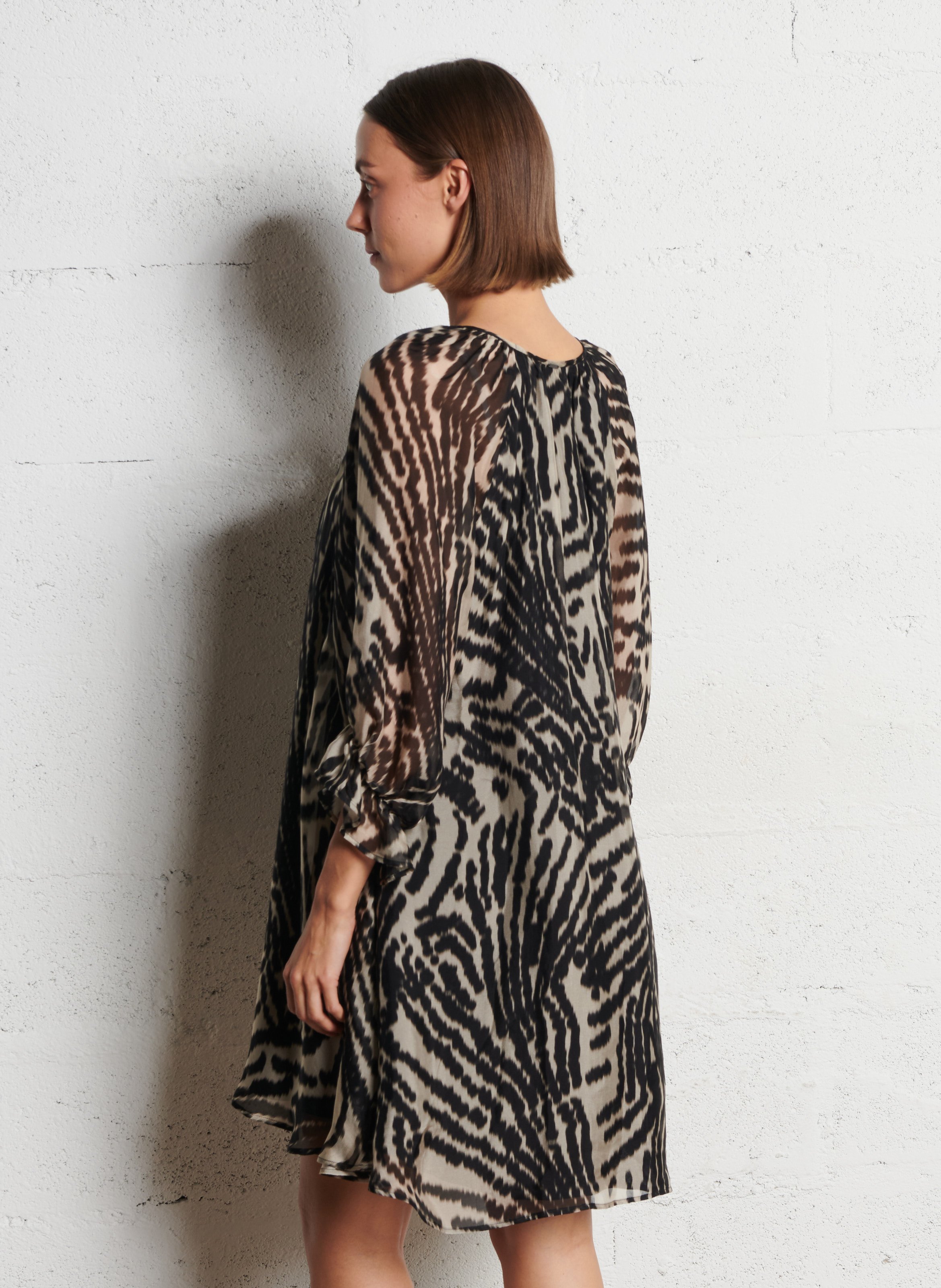 Korte jurk met V-hals en print IKKS Black