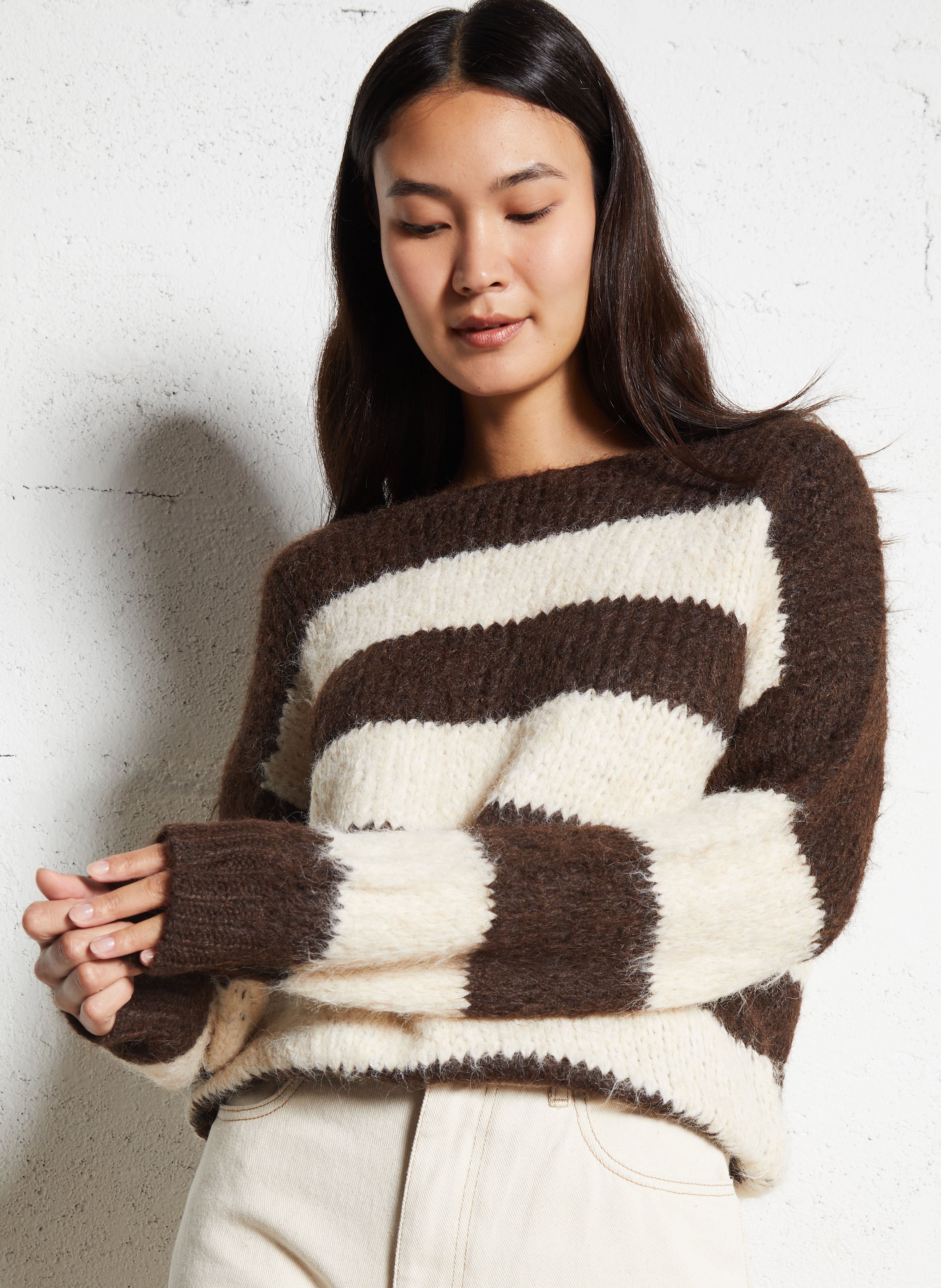 Weit geschnittener Rundhalspullover mit Streifen THE KORNER Braun