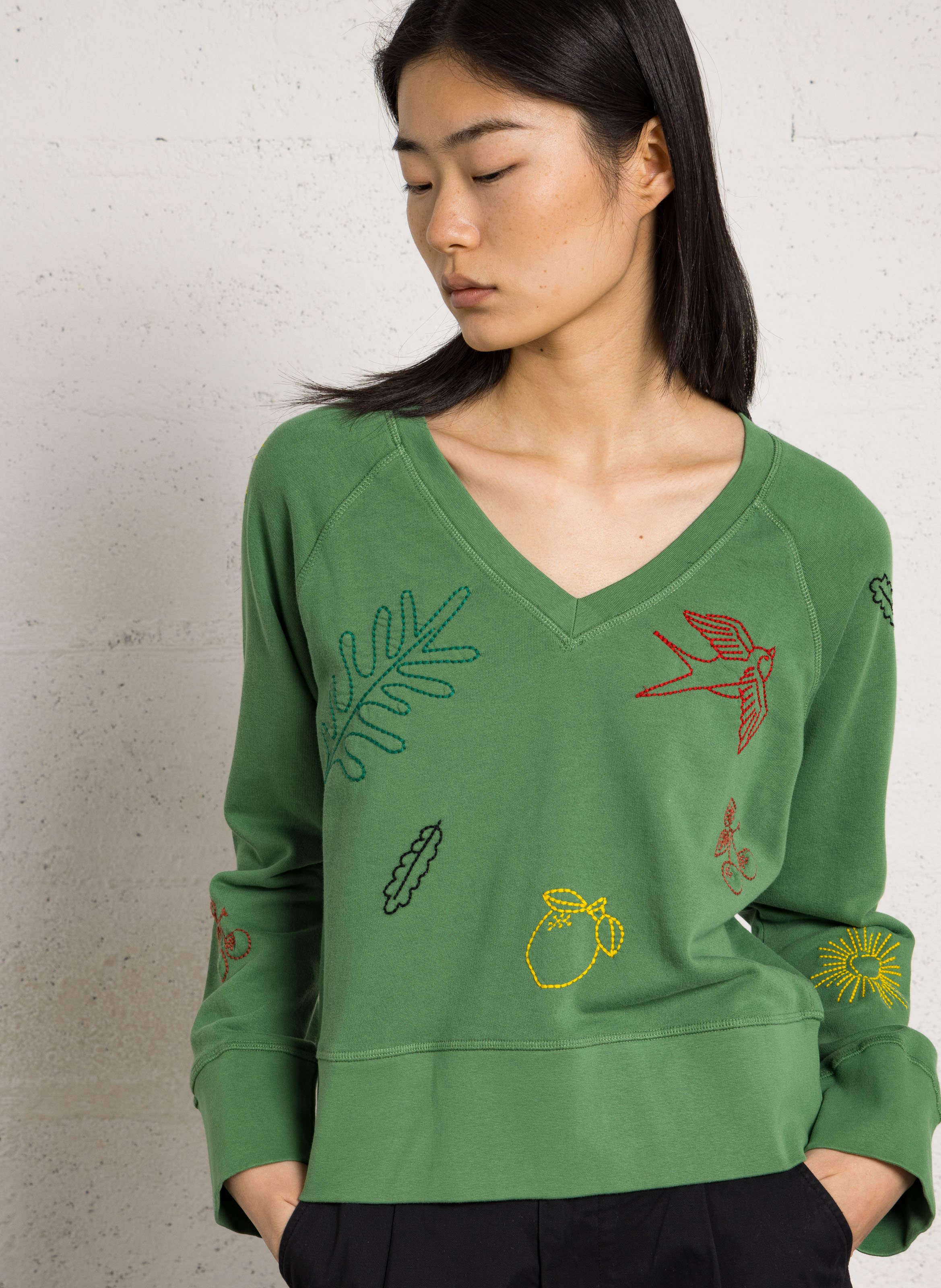 Sweat col V à motifs brodés LEON & HARPER