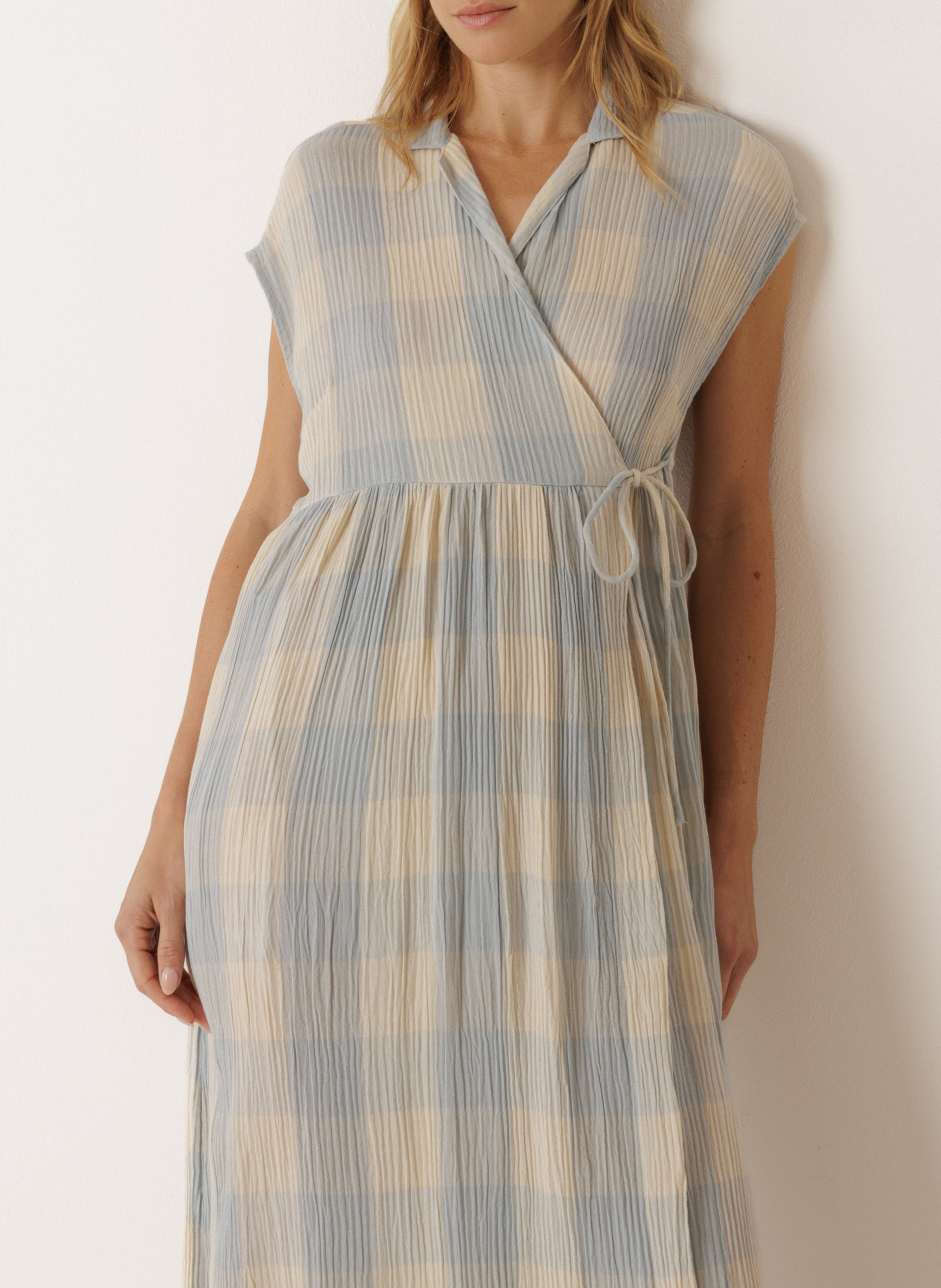 Langes Wickelkleid mit Karomuster INDI & COLD Blau