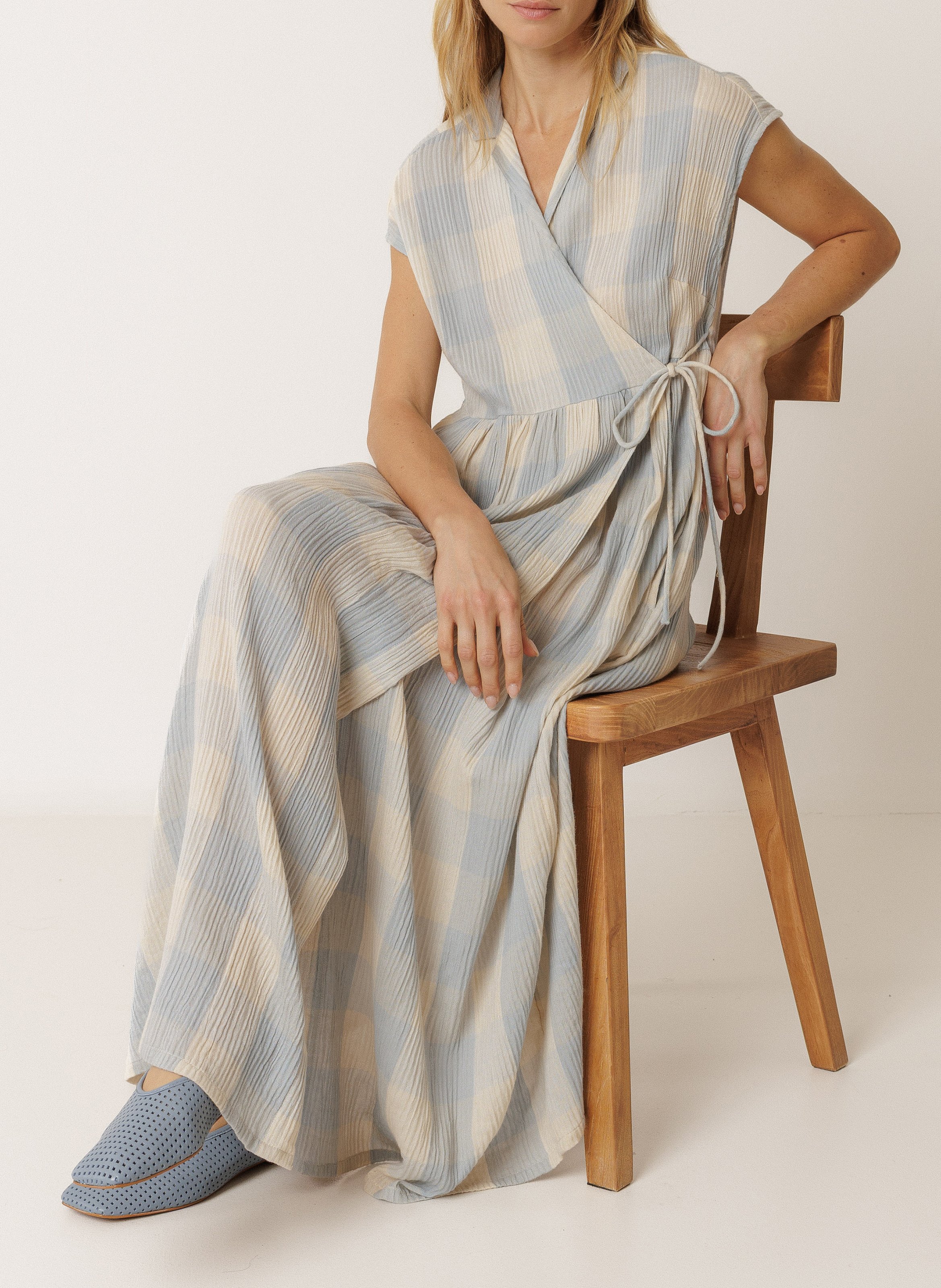 Langes Wickelkleid mit Karomuster INDI & COLD Blau