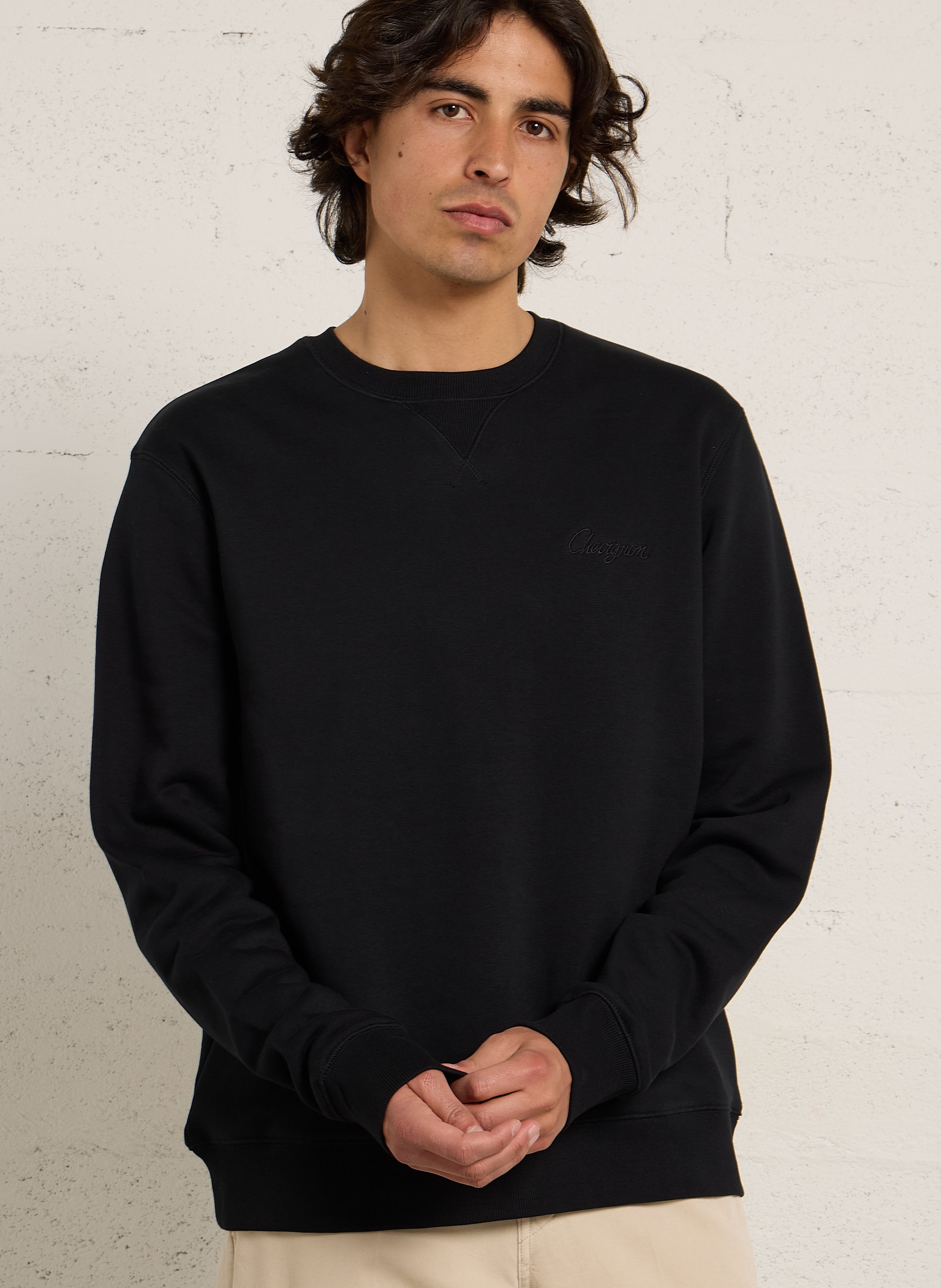 Weiter Pullover mit einfarbiger Stickerei der Marke. CHEVIGNON