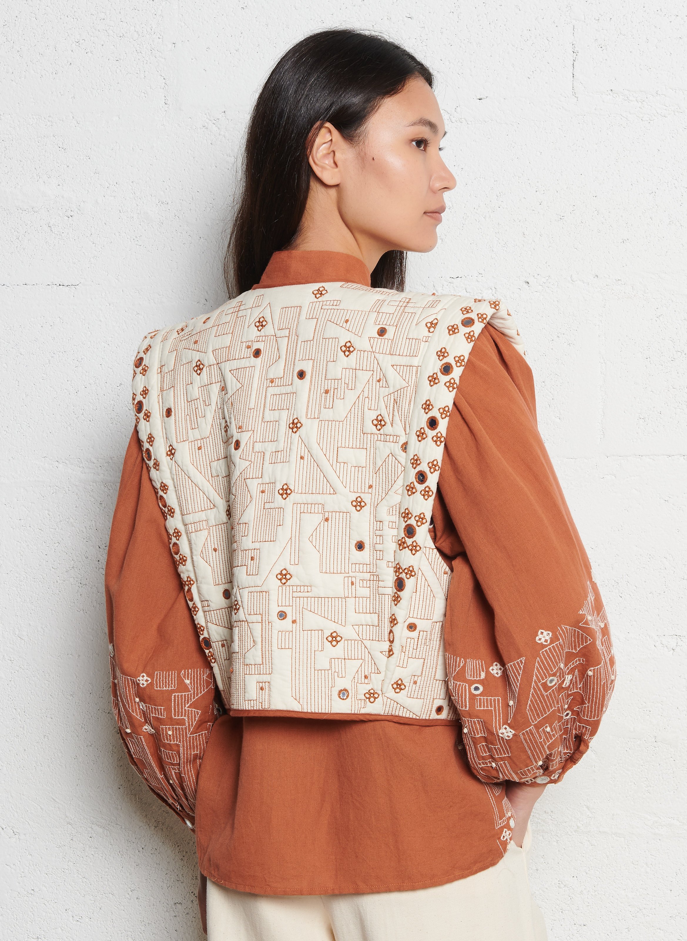 Short quilted bolero with embroidery V DE VINSTER Beige