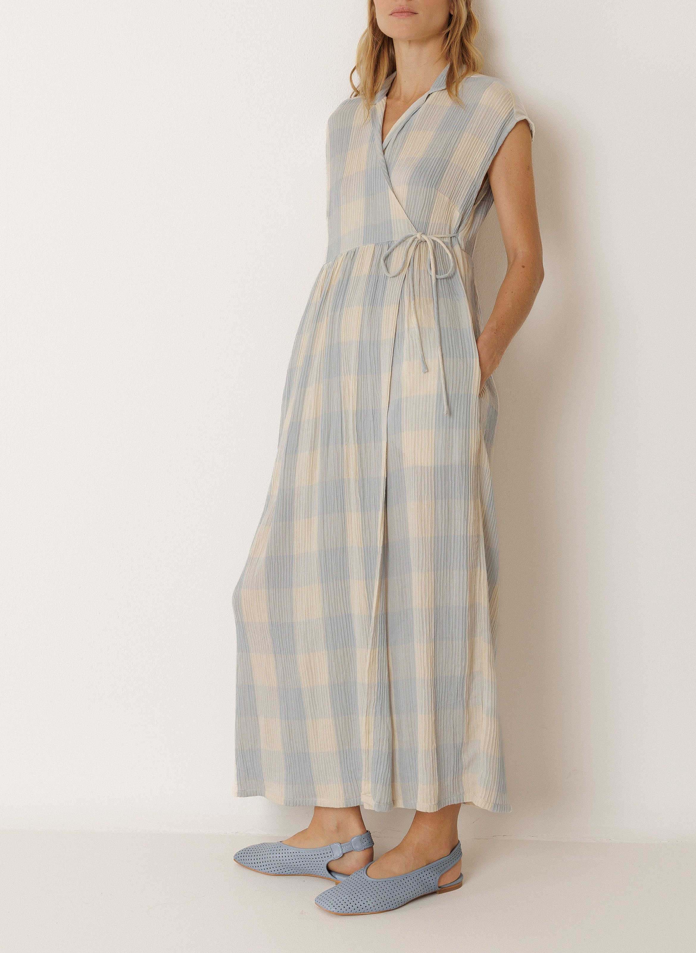 Langes Wickelkleid mit Karomuster INDI & COLD Blau