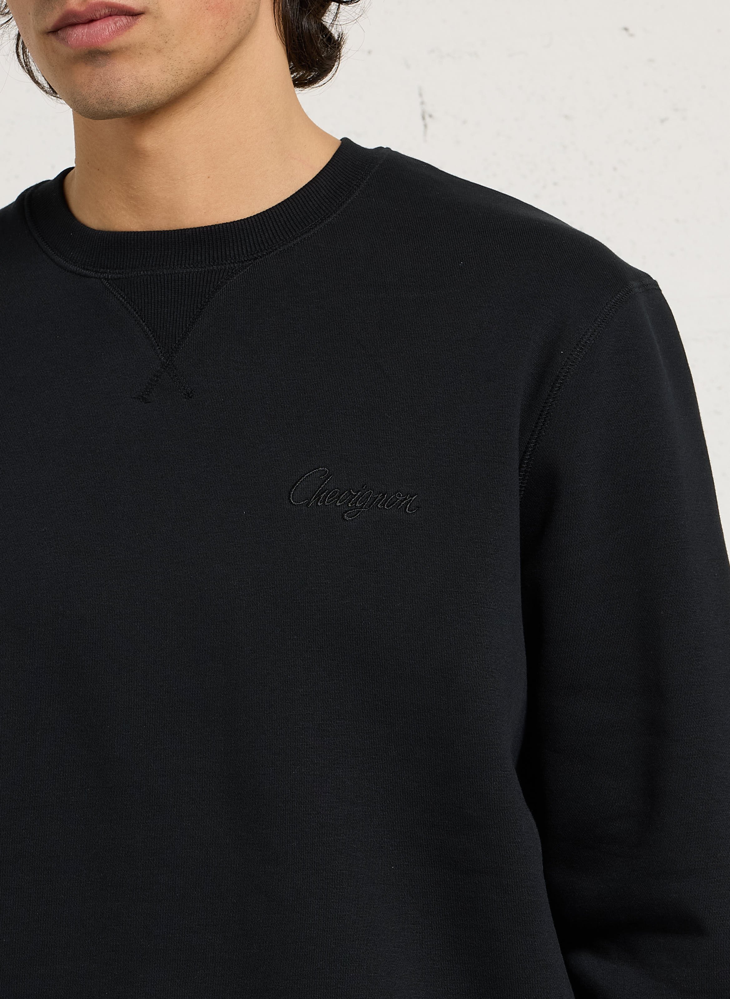 Weiter Pullover mit einfarbiger Stickerei der Marke. CHEVIGNON Schwarz