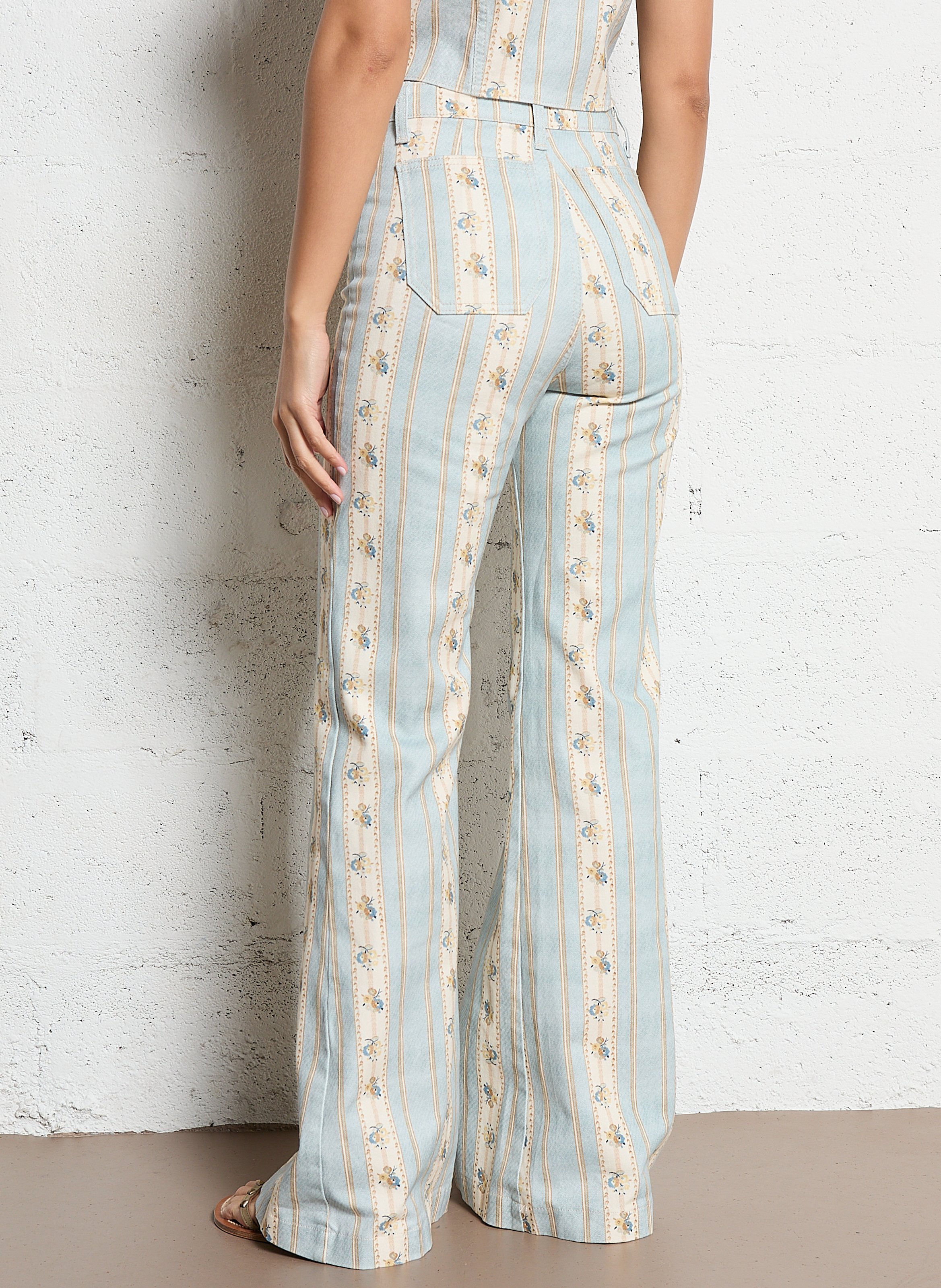 Hoch sitzende Flare-Jeans mit Schnürung MAISON HOTEL Blau