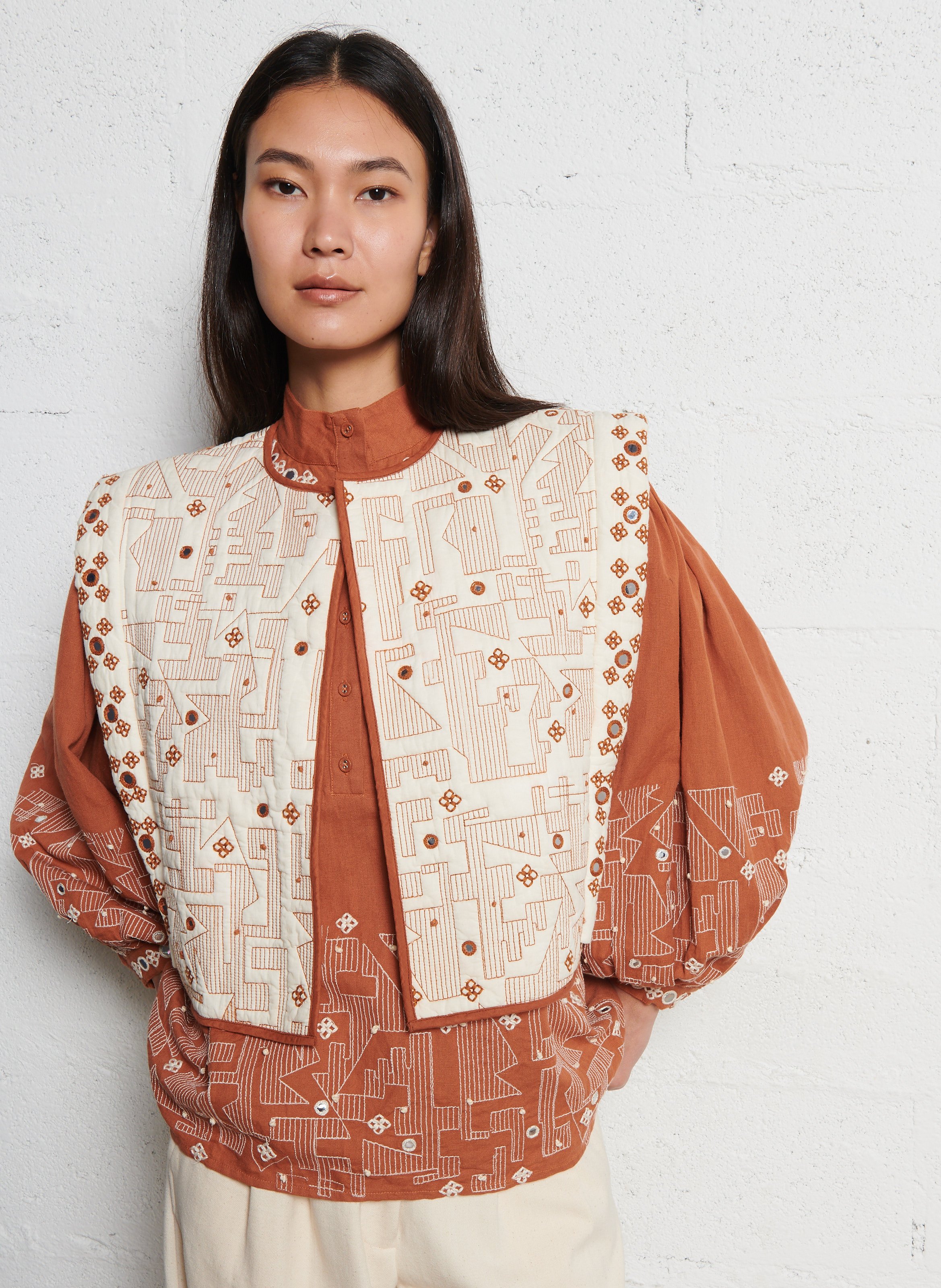 Short quilted bolero with embroidery V DE VINSTER Beige