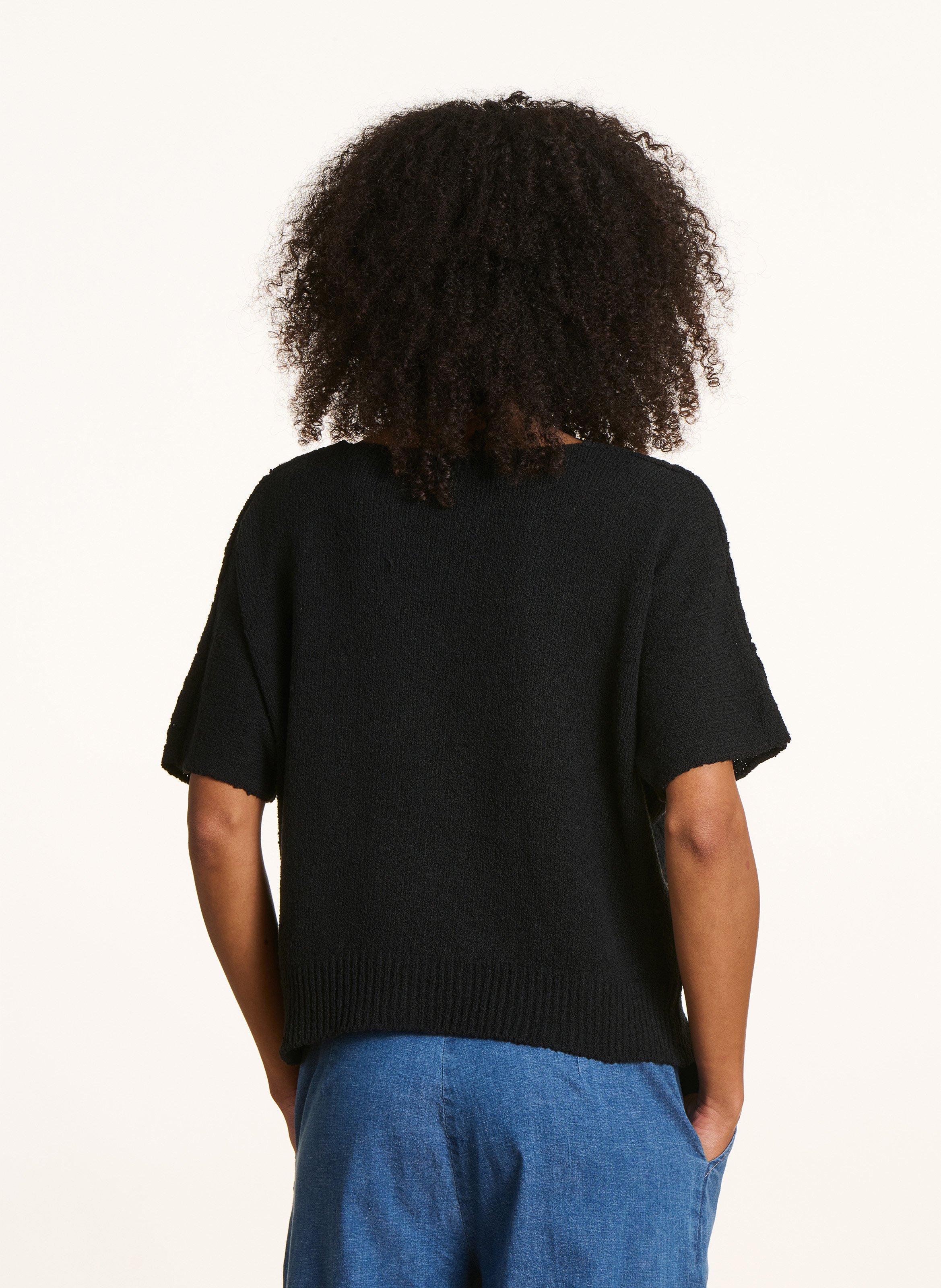 Oversize V-Ausschnitt Pullover aus recycelter Baumwollmischung. LA FEE MARABOUTEE Schwarz