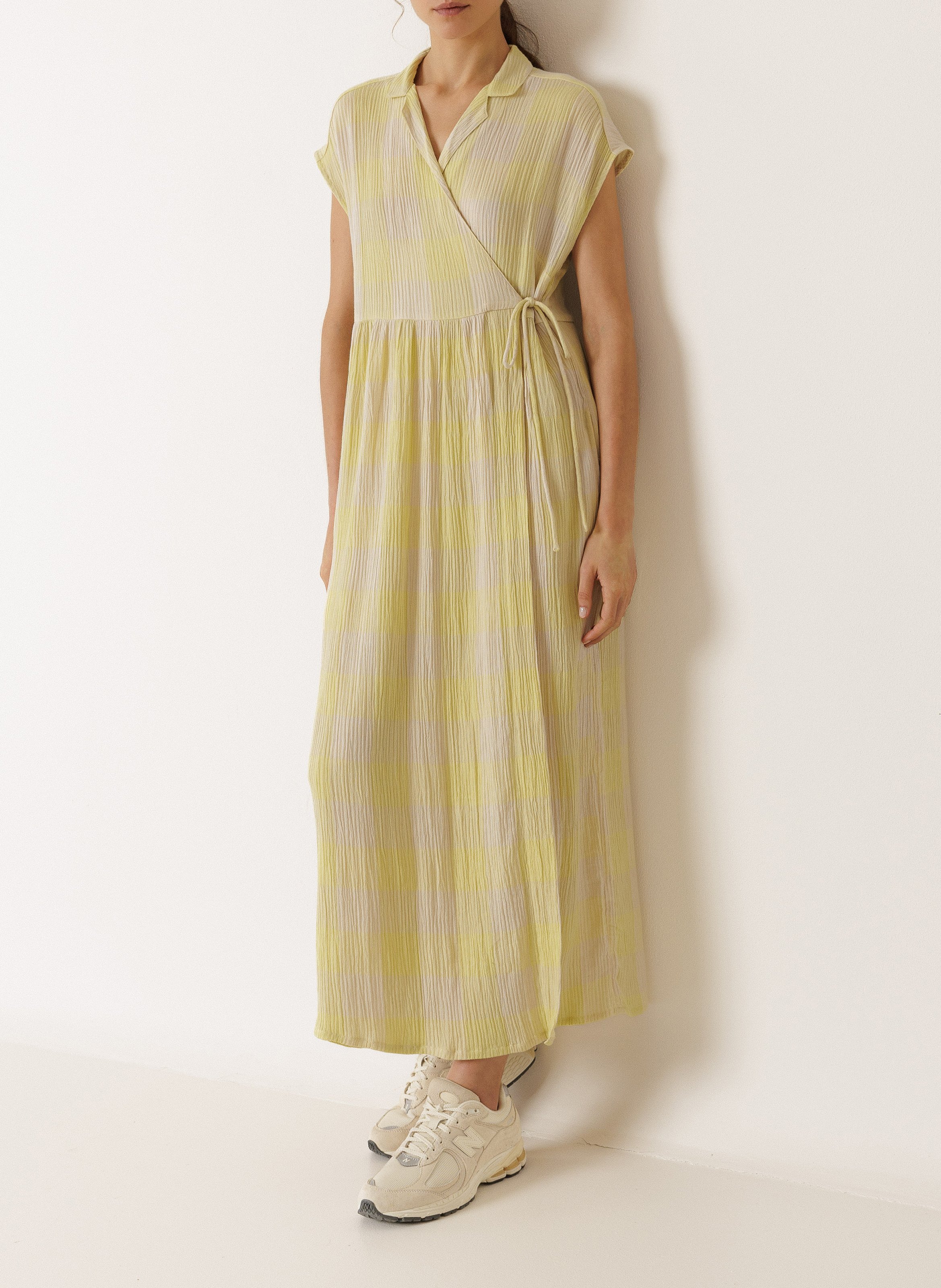 Langes Wickelkleid mit Karomuster INDI & COLD