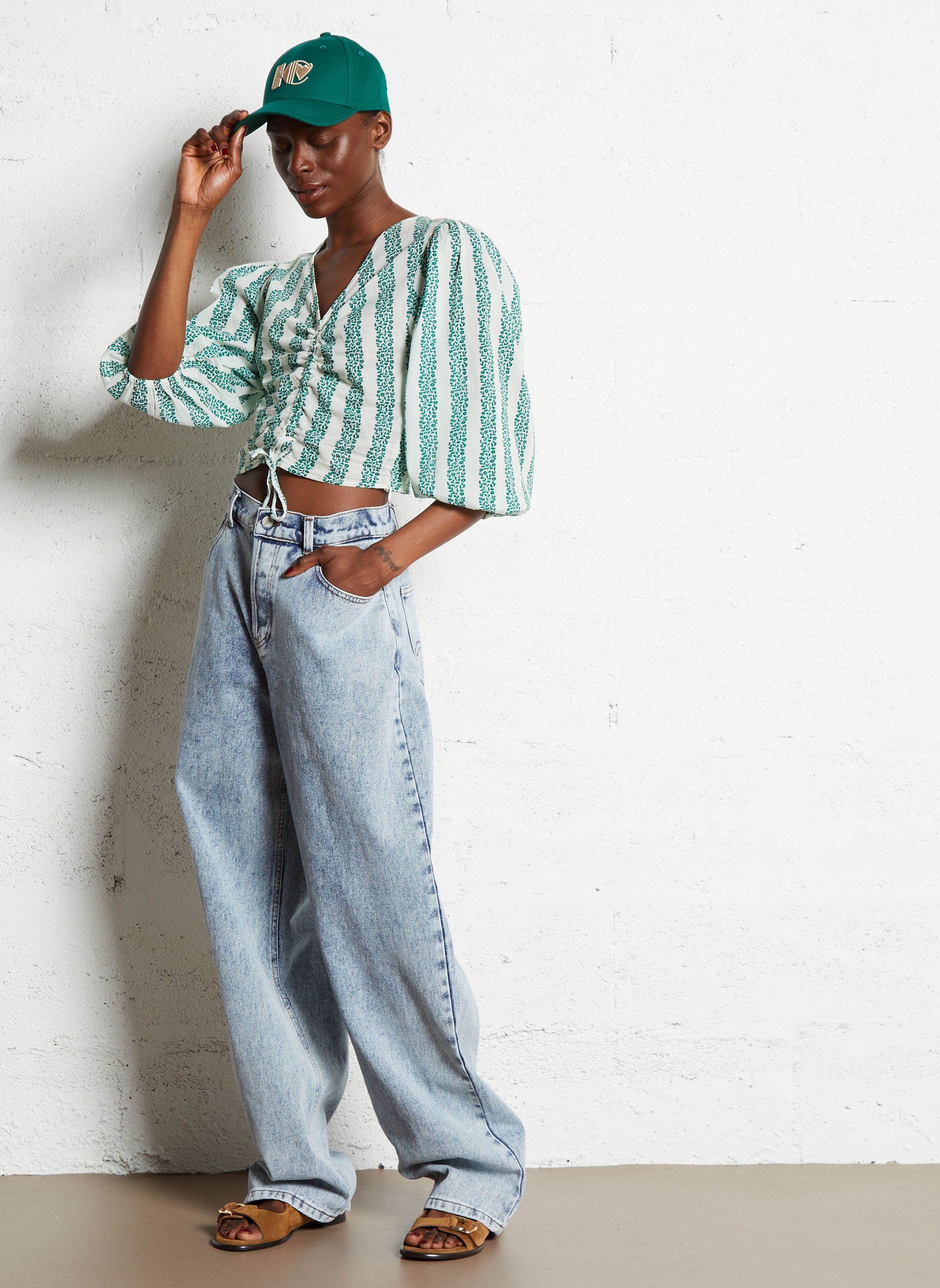 Jean boyfriend délavé avec ceinture - Look 4