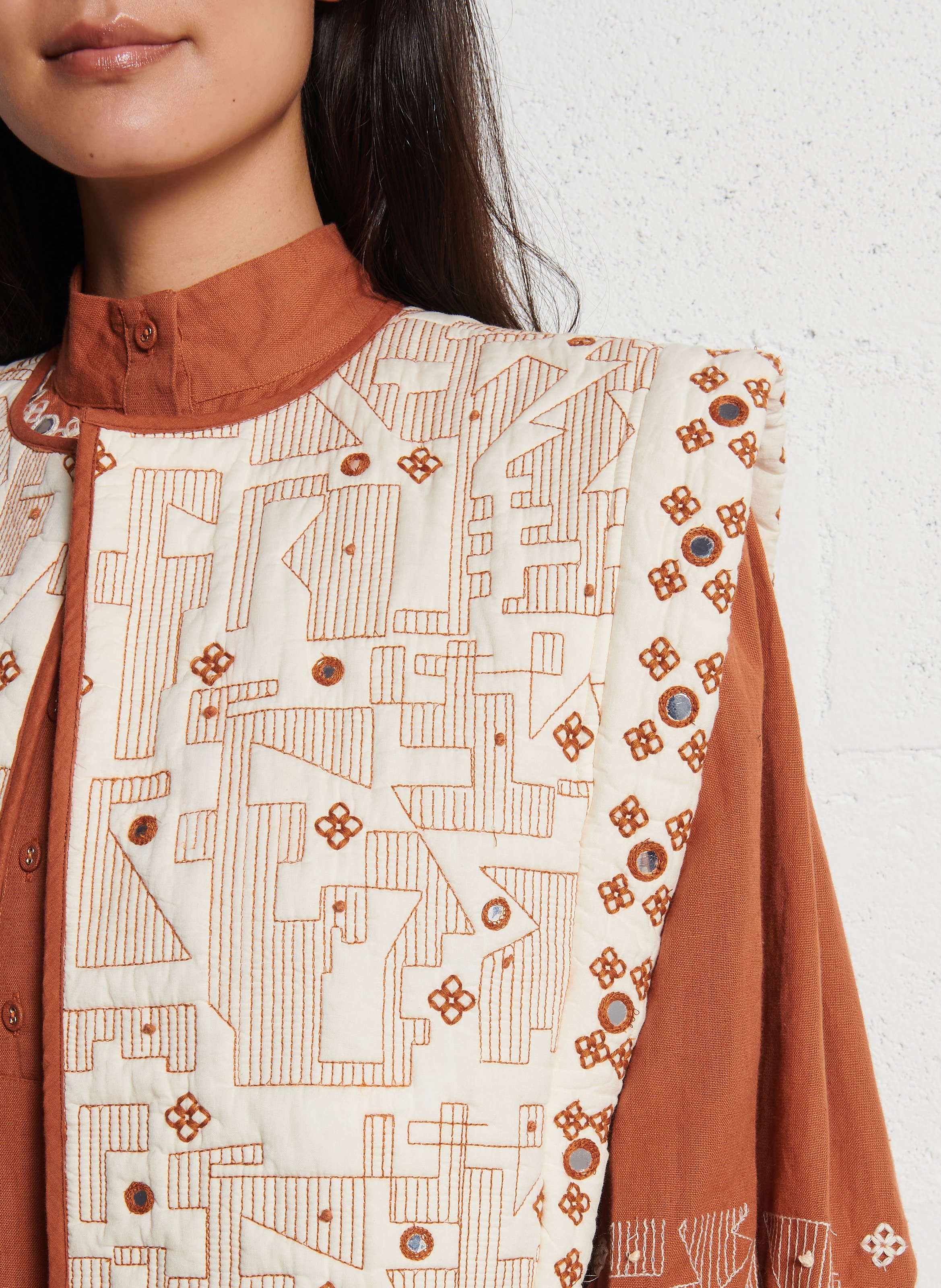 Short quilted bolero with embroidery V DE VINSTER Beige