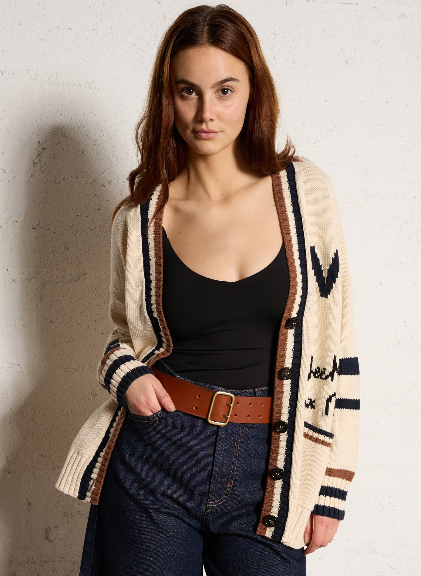 - Buckle closure. - Width: 3 cm.  Beige