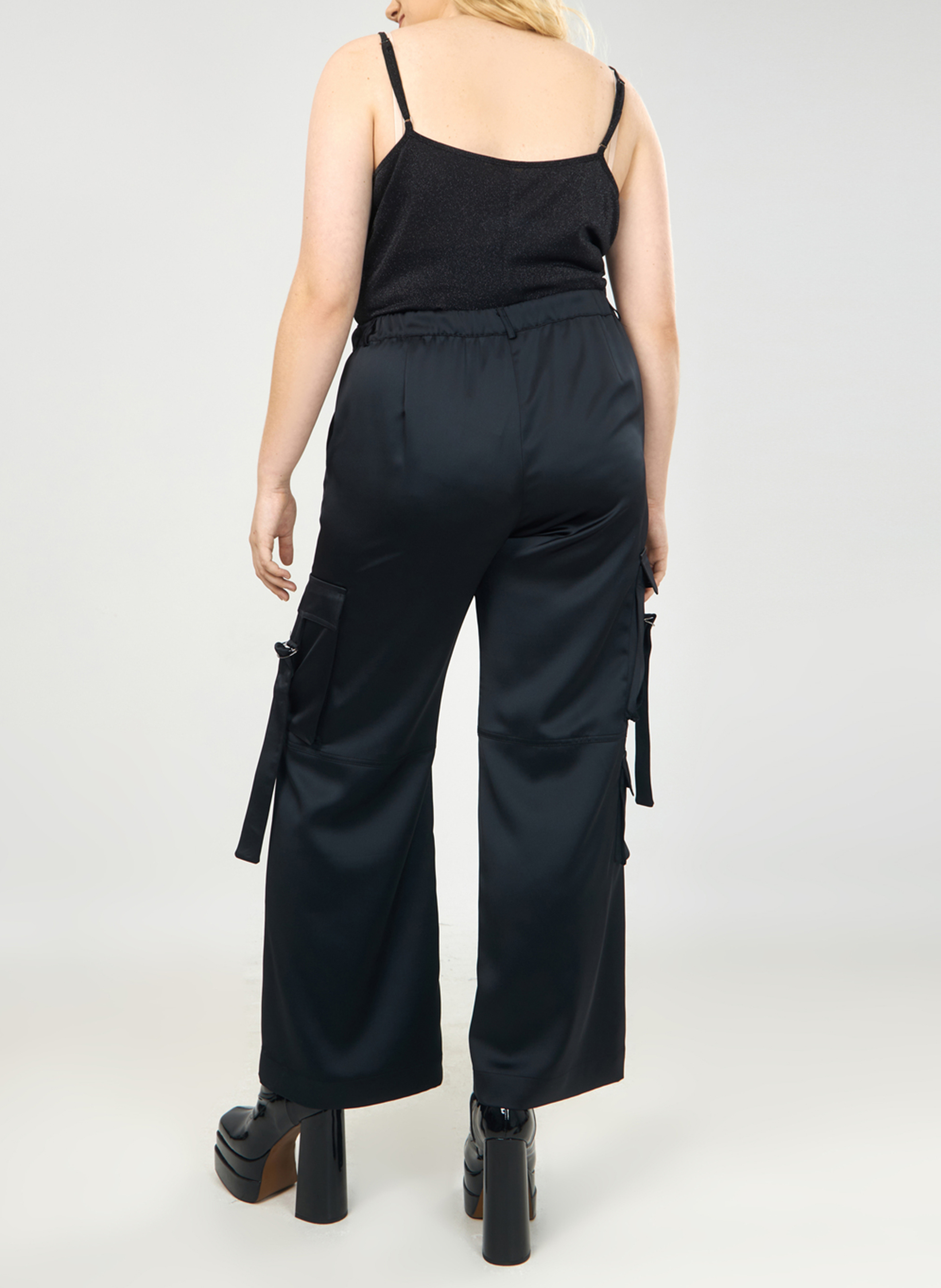 Satinierte, gerade geschnittene Cargohose MAT FASHION Schwarz