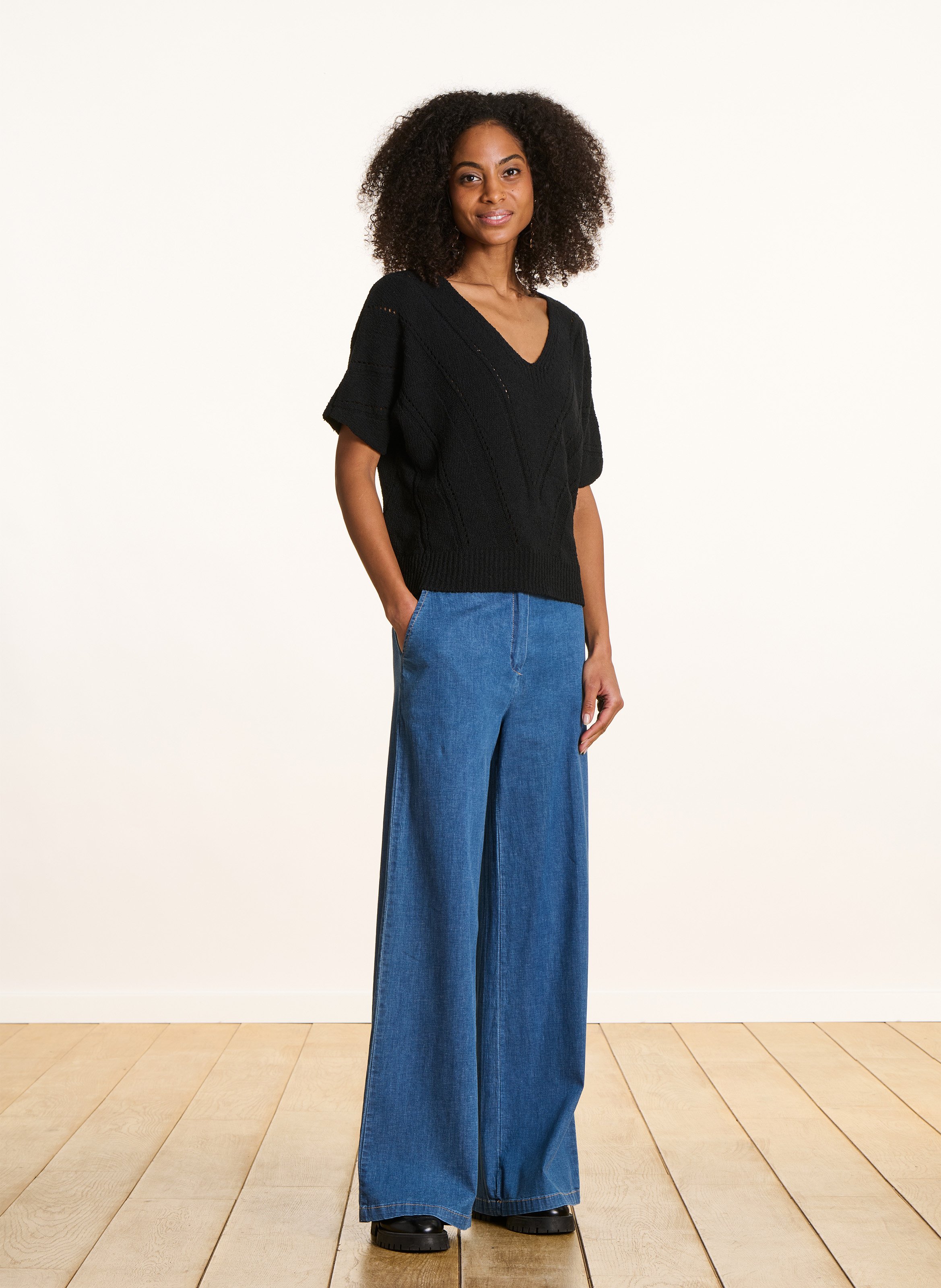 Oversize V-Ausschnitt Pullover aus recycelter Baumwollmischung. LA FEE MARABOUTEE Schwarz