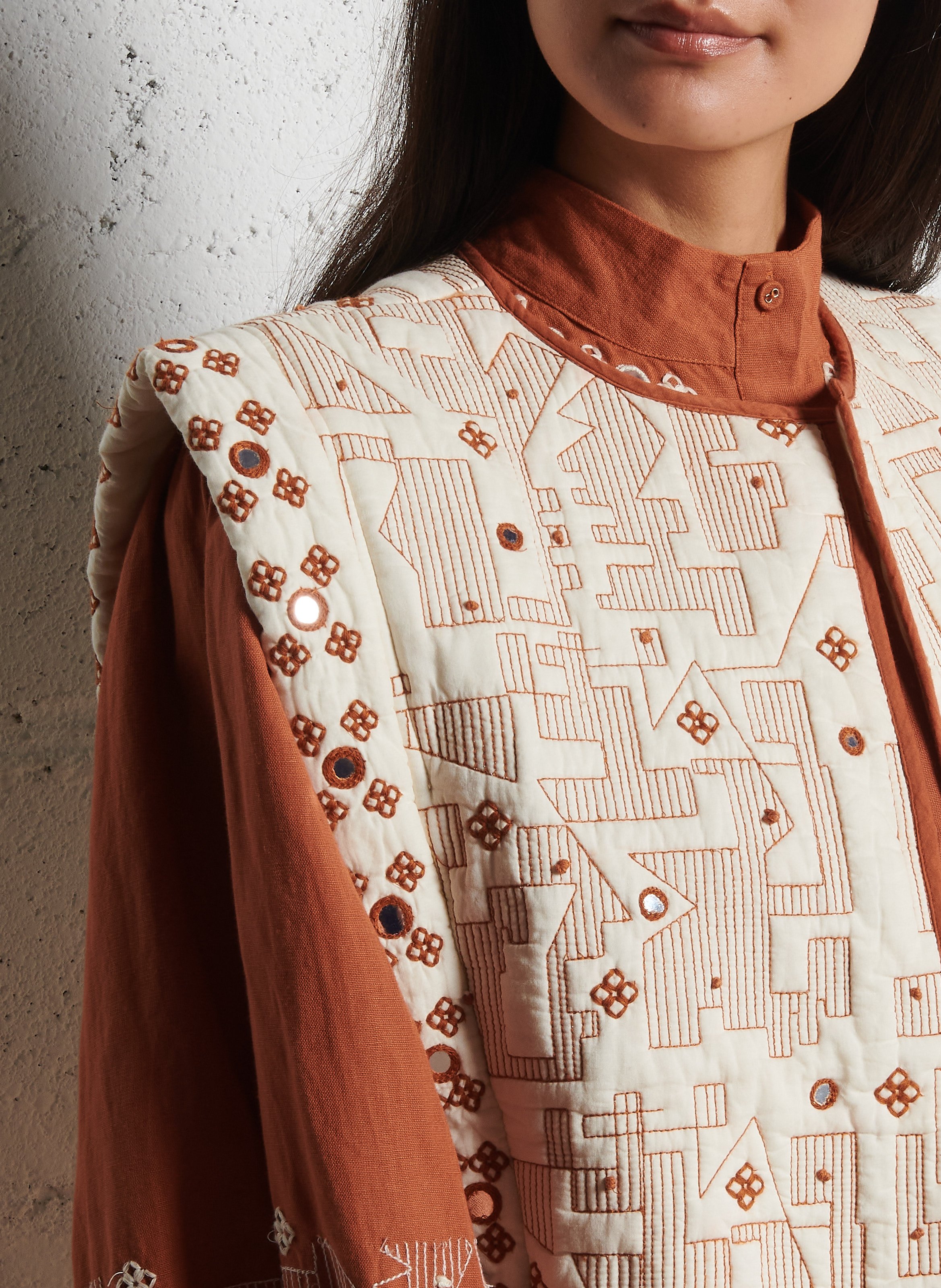 Short quilted bolero with embroidery V DE VINSTER Beige