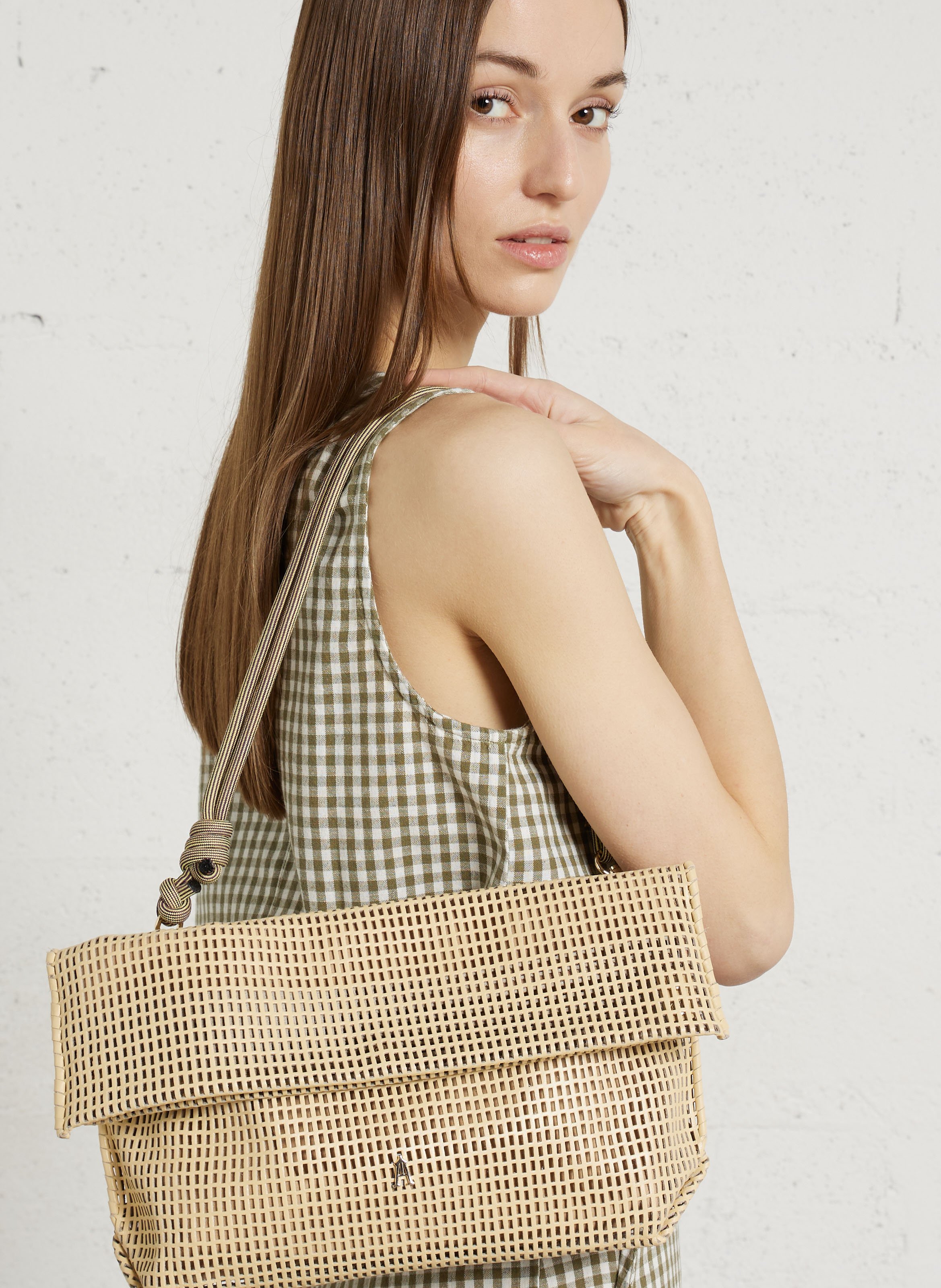 Schoudertas van geperforeerd leer Beige