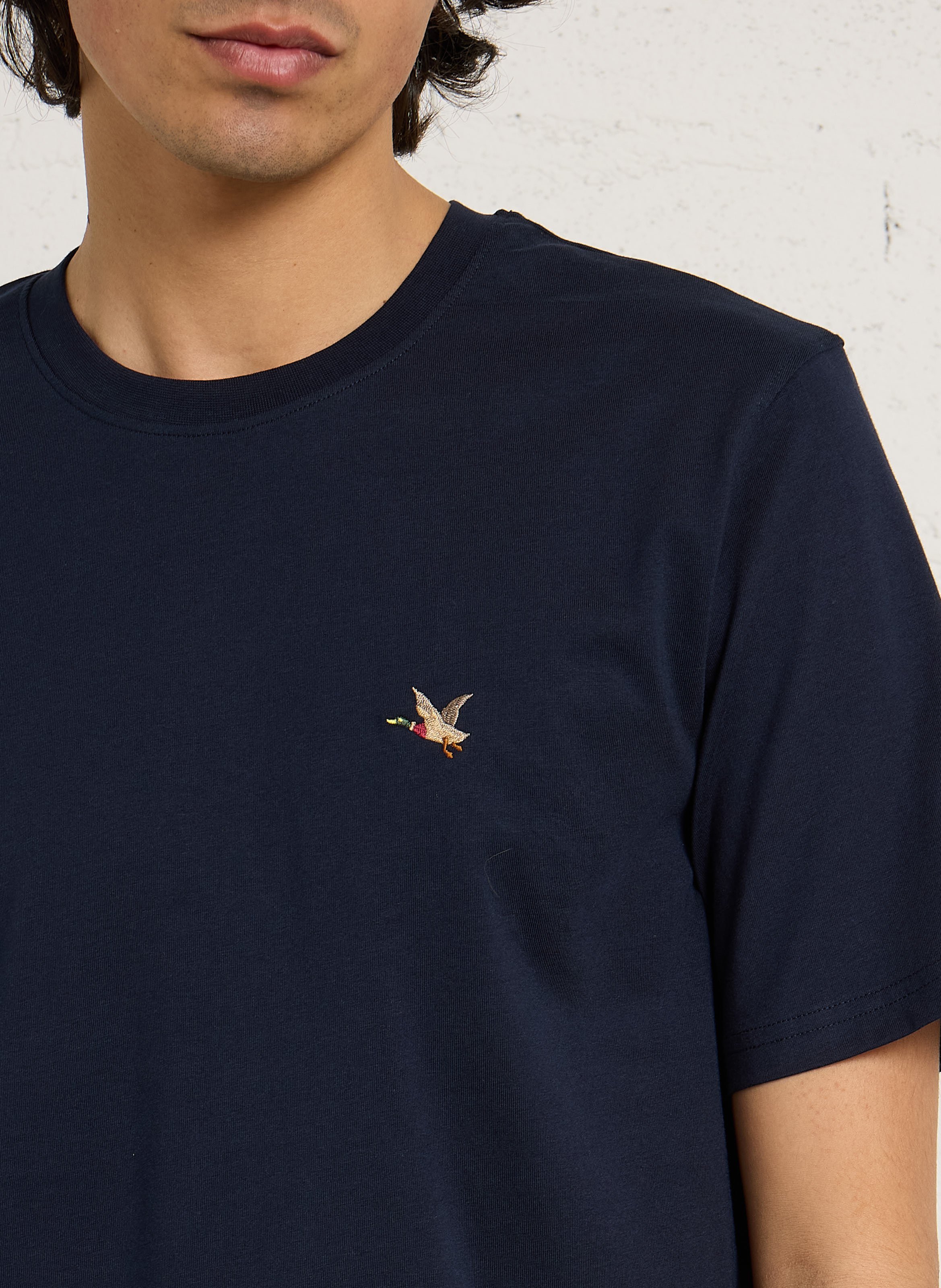 Gerader Rundhalsausschnitt T-Shirt in einfarbig mit gesticktem Logo. CHEVIGNON Blau