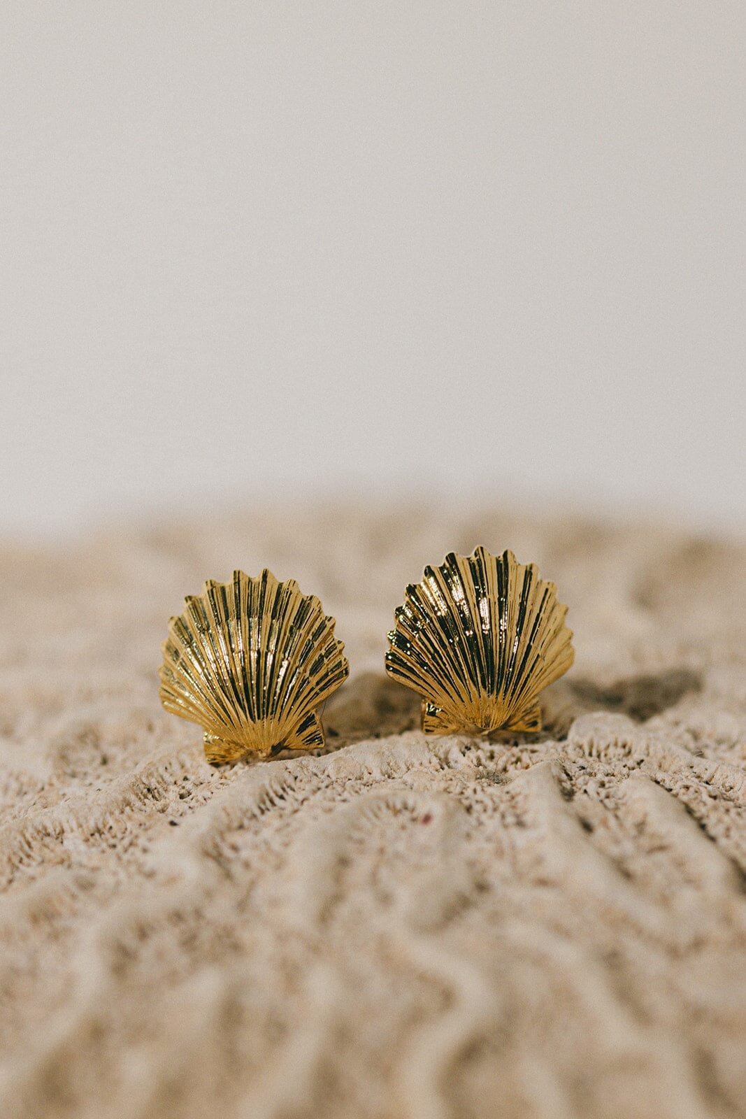 Shells stud earrings in gold-plated 24K Golden