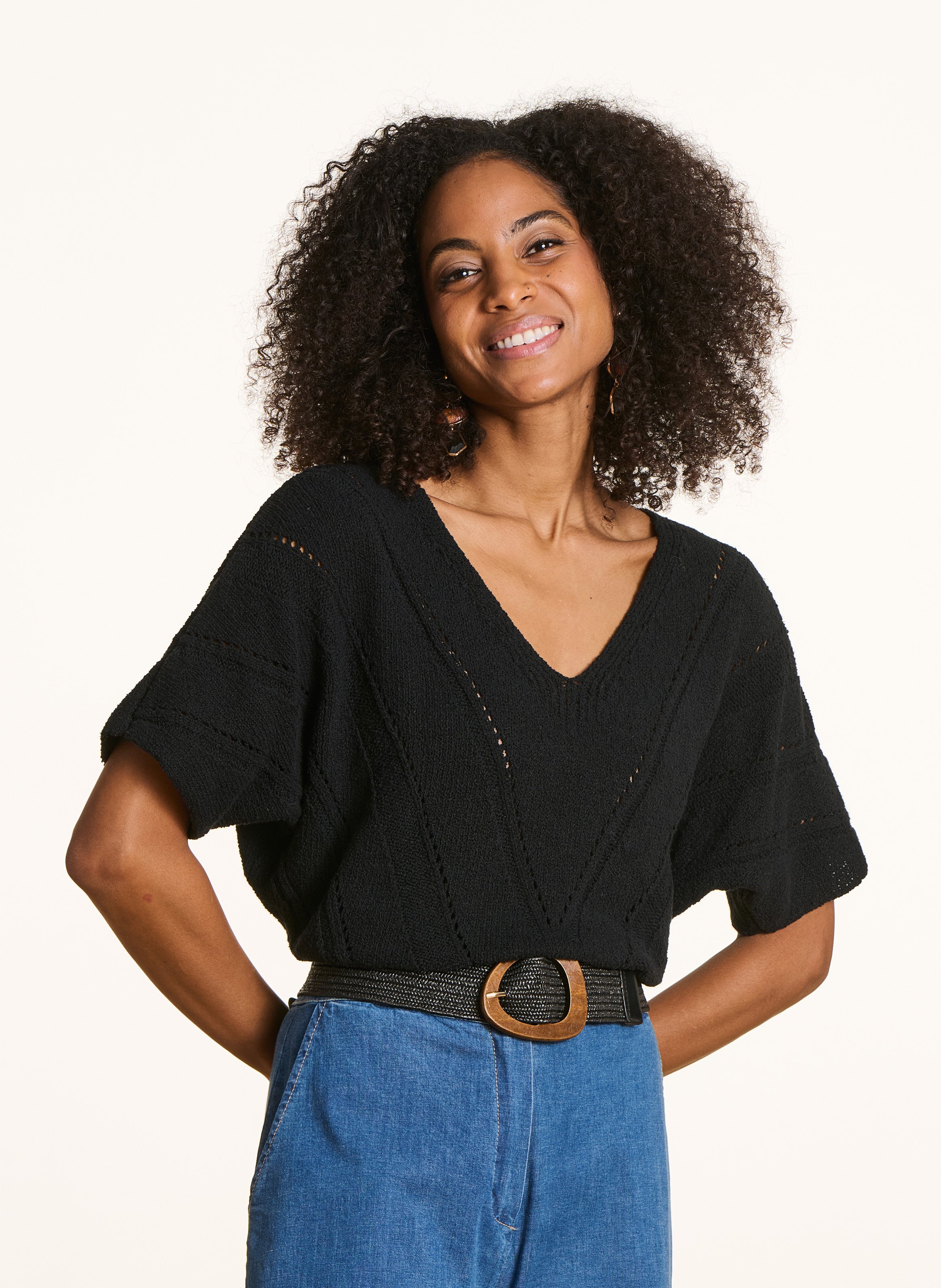 Oversize V-Ausschnitt Pullover aus recycelter Baumwollmischung. LA FEE MARABOUTEE Schwarz