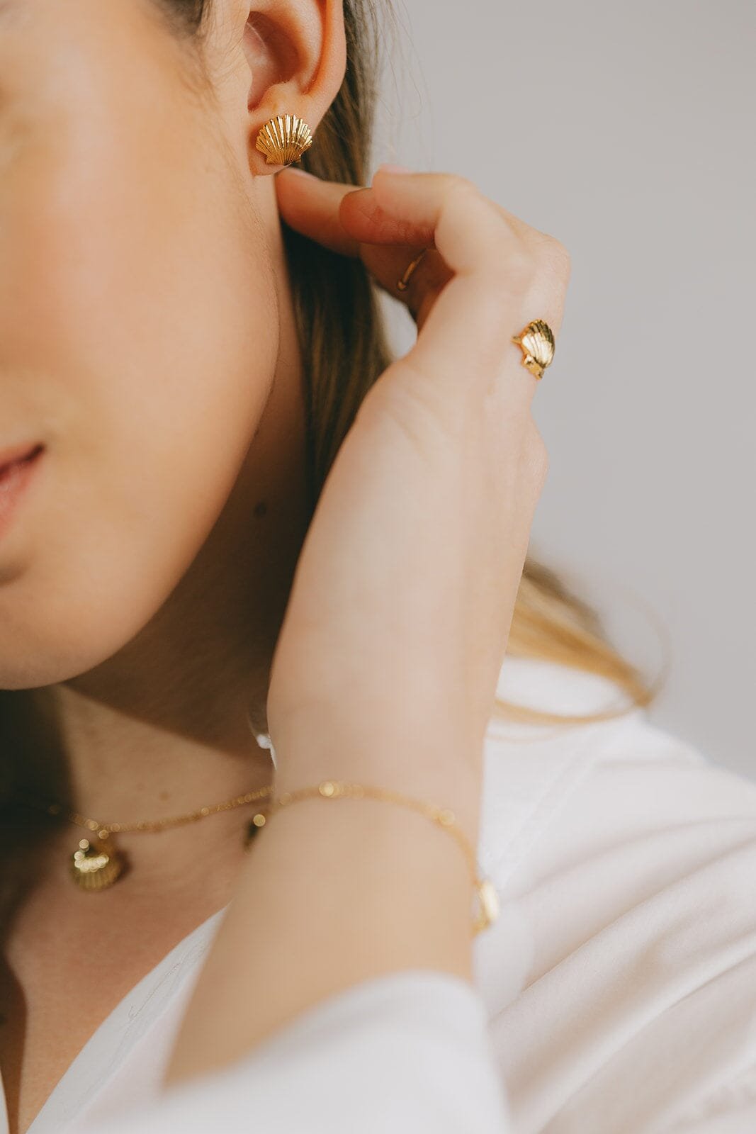 Shells stud earrings in gold-plated 24K Golden