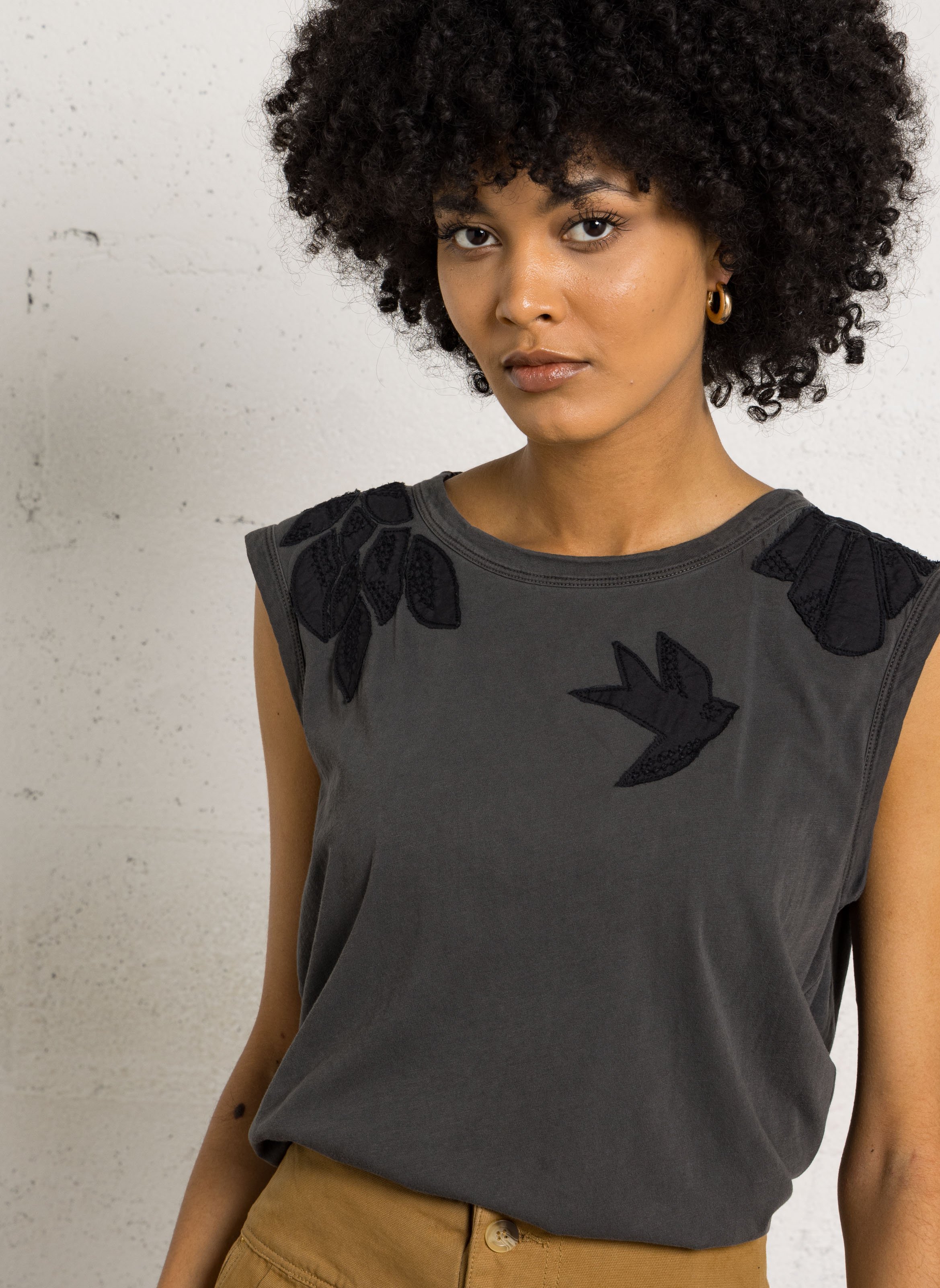 Tee-shirt sans manches brodé col rond LEON & HARPER