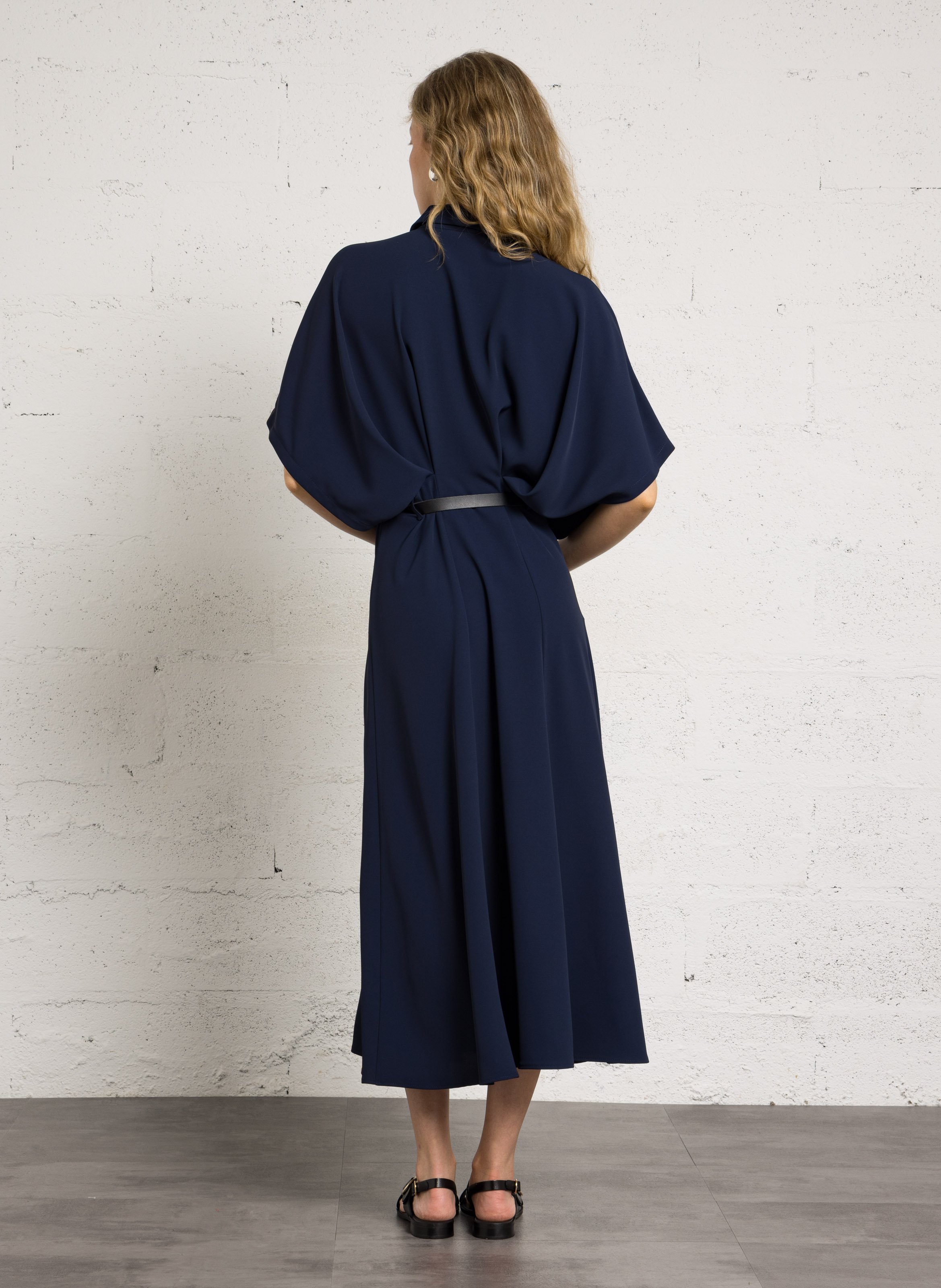 Langes Kleid mit klassischem Kragen IMPERIAL Blau