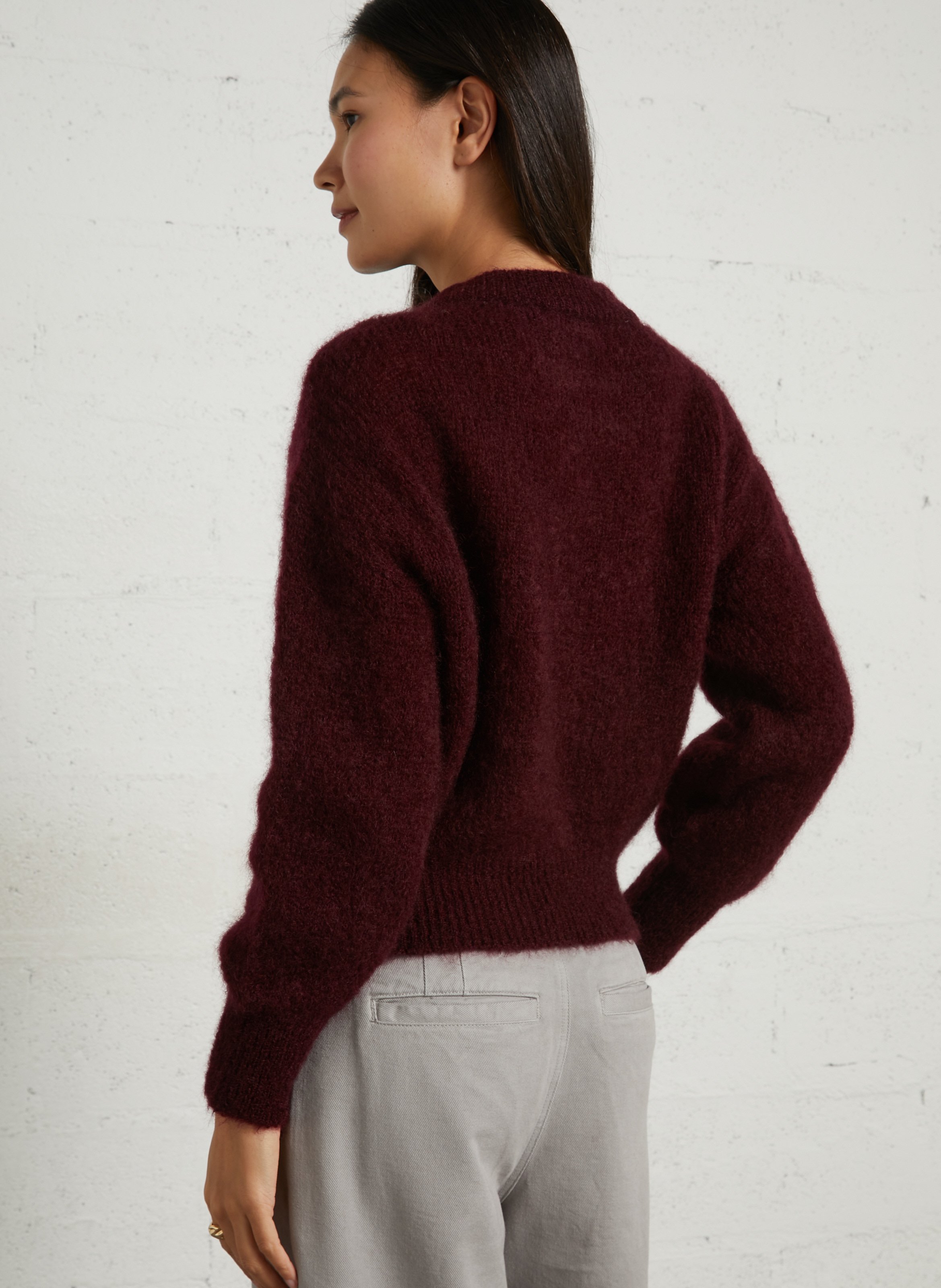 Caissa - Wollstrickpullover mit V-Ausschnitt und Details SURPRISE Pflaume