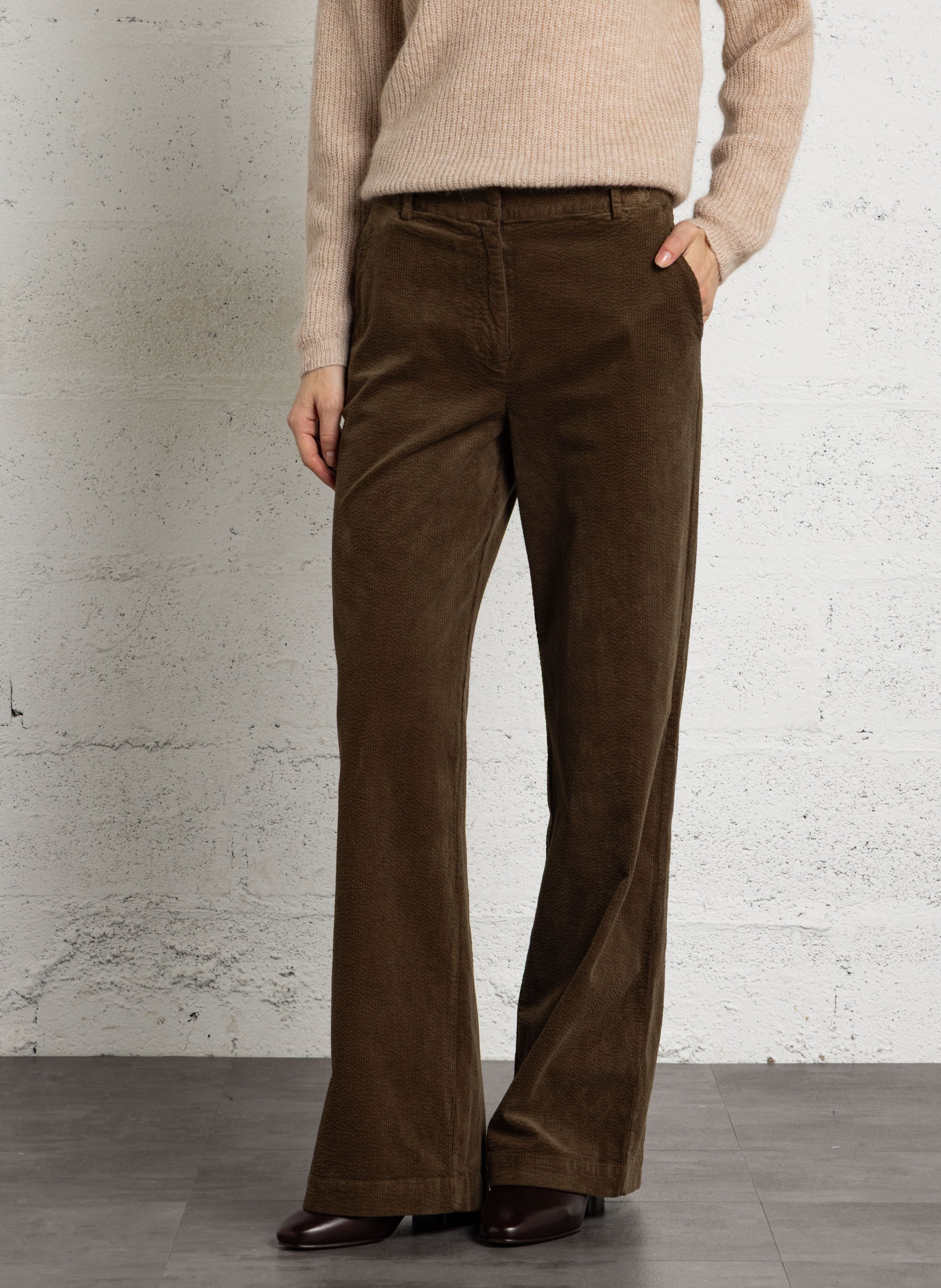 Ausgestellte Hose aus Baumwoll-Mix NICE THINGS Khaki