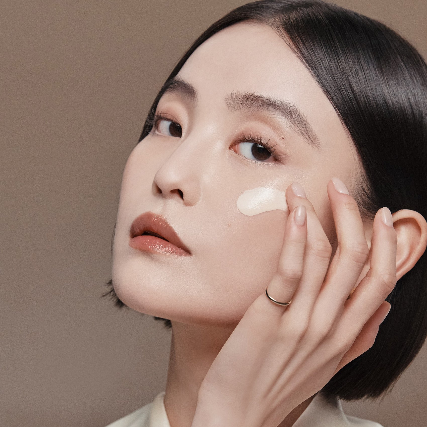 Serum Silk Foundation - Fond de teint révélateur d'éclat | Warm beige BOBBI BROWN Beauté