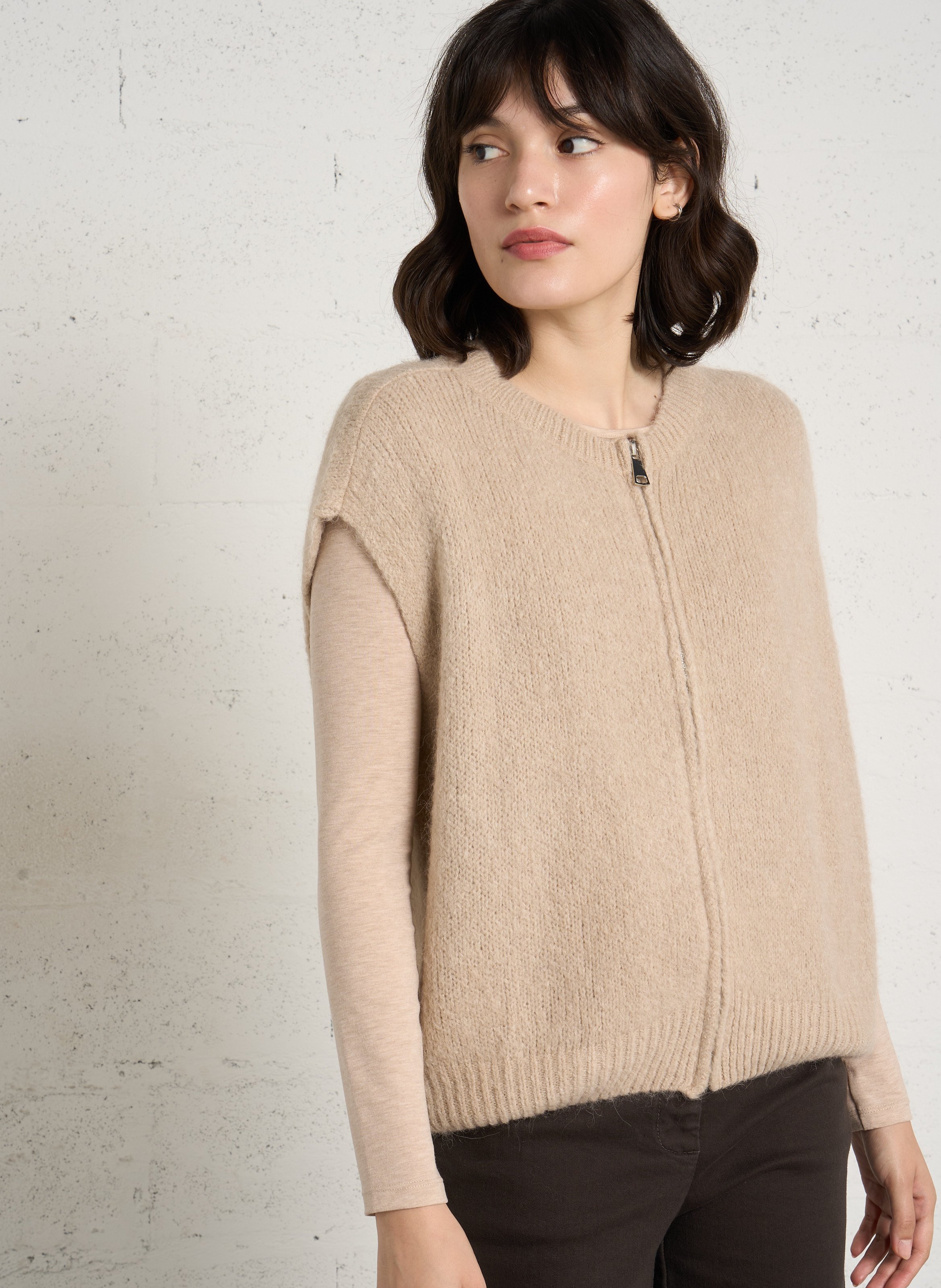 Plain zip-up sleeveless cardigan PLEASE