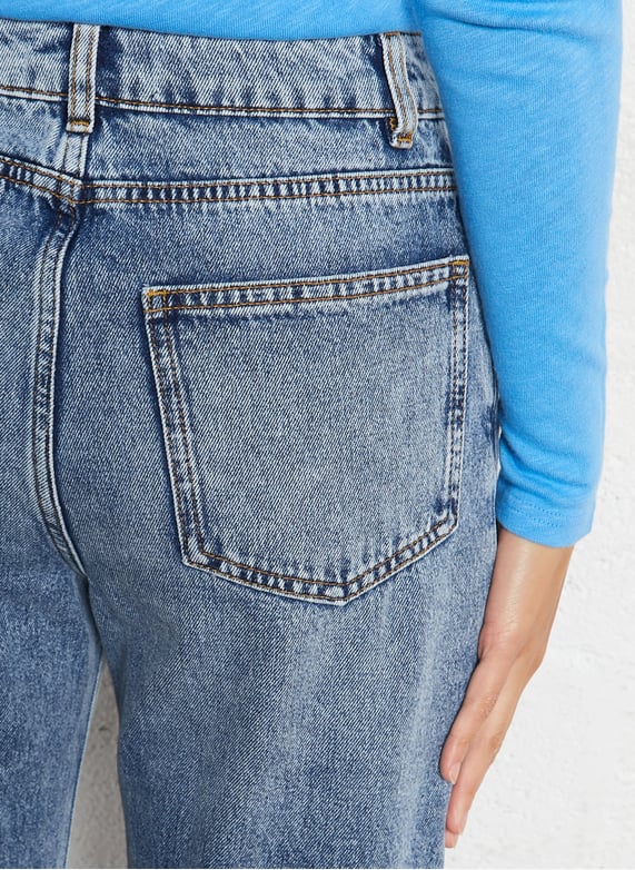 Hoge taille rechte jeans in gewassen denim | Blauw by BERENICE Hoge taille rechte jeans in gewassen denim Blauw