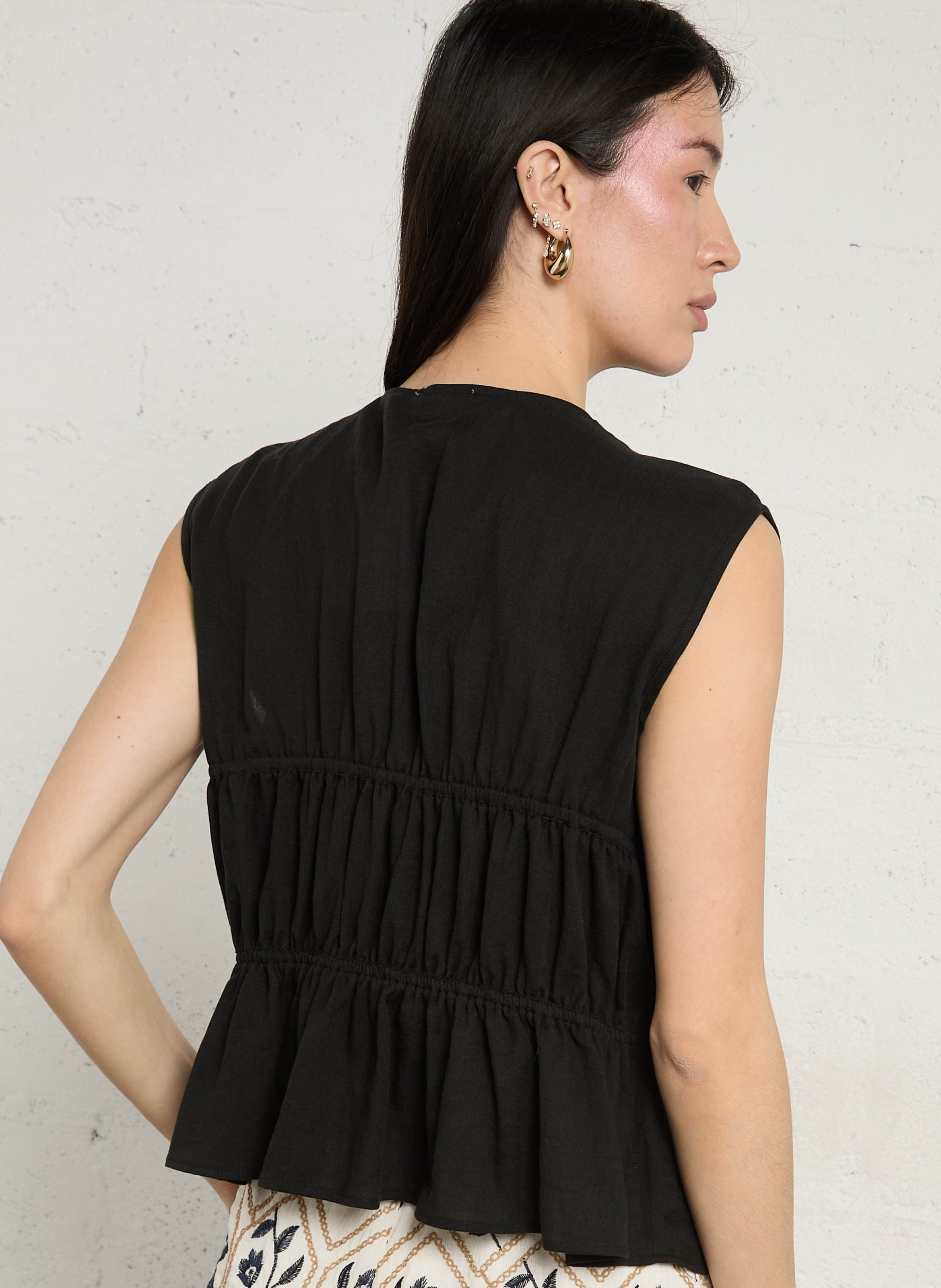 Sleeveless V-neck top with gathers SEE U SOON Black