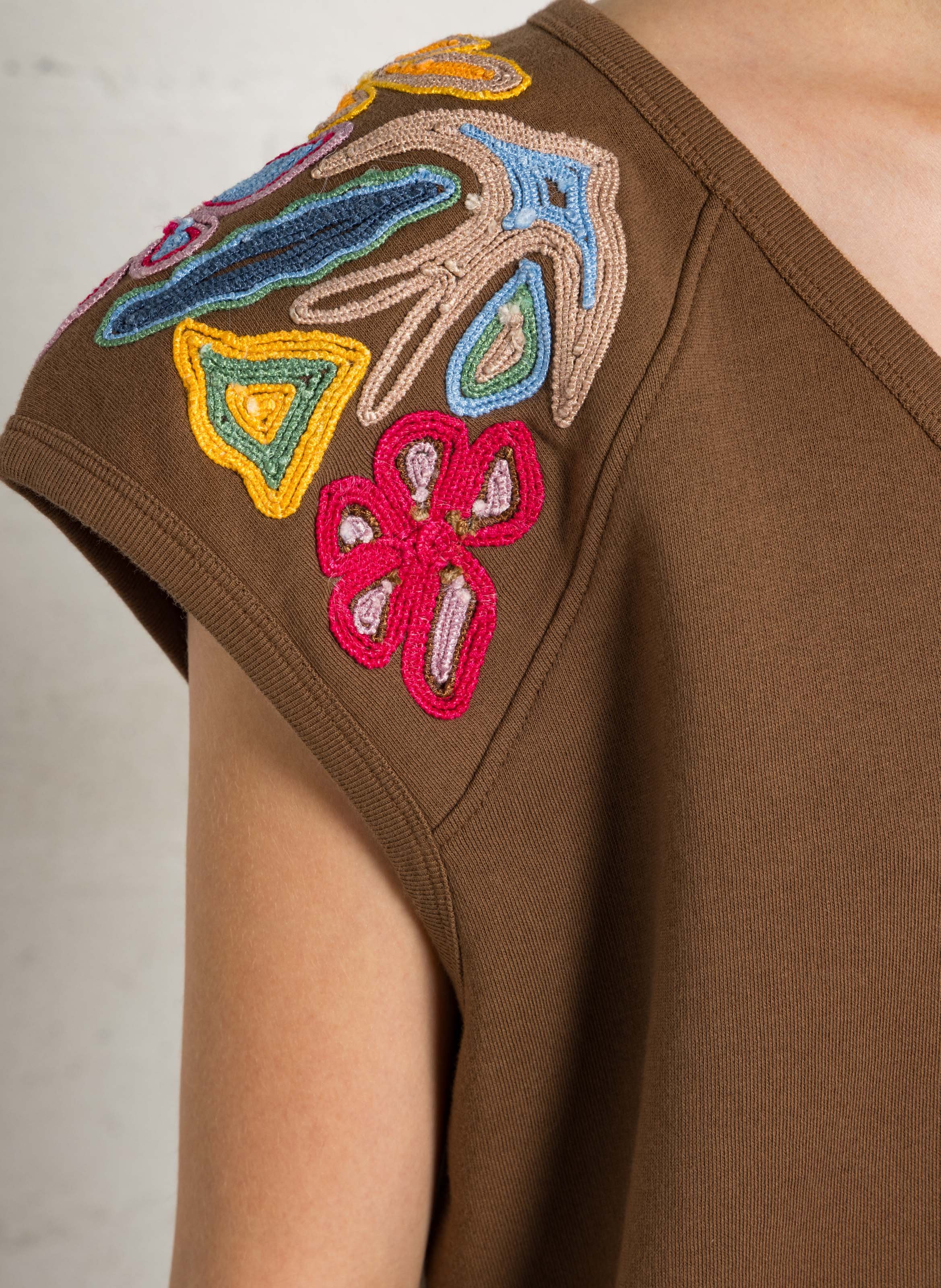 V-neck sweatshirt with embroidered details LEON & HARPER Brown