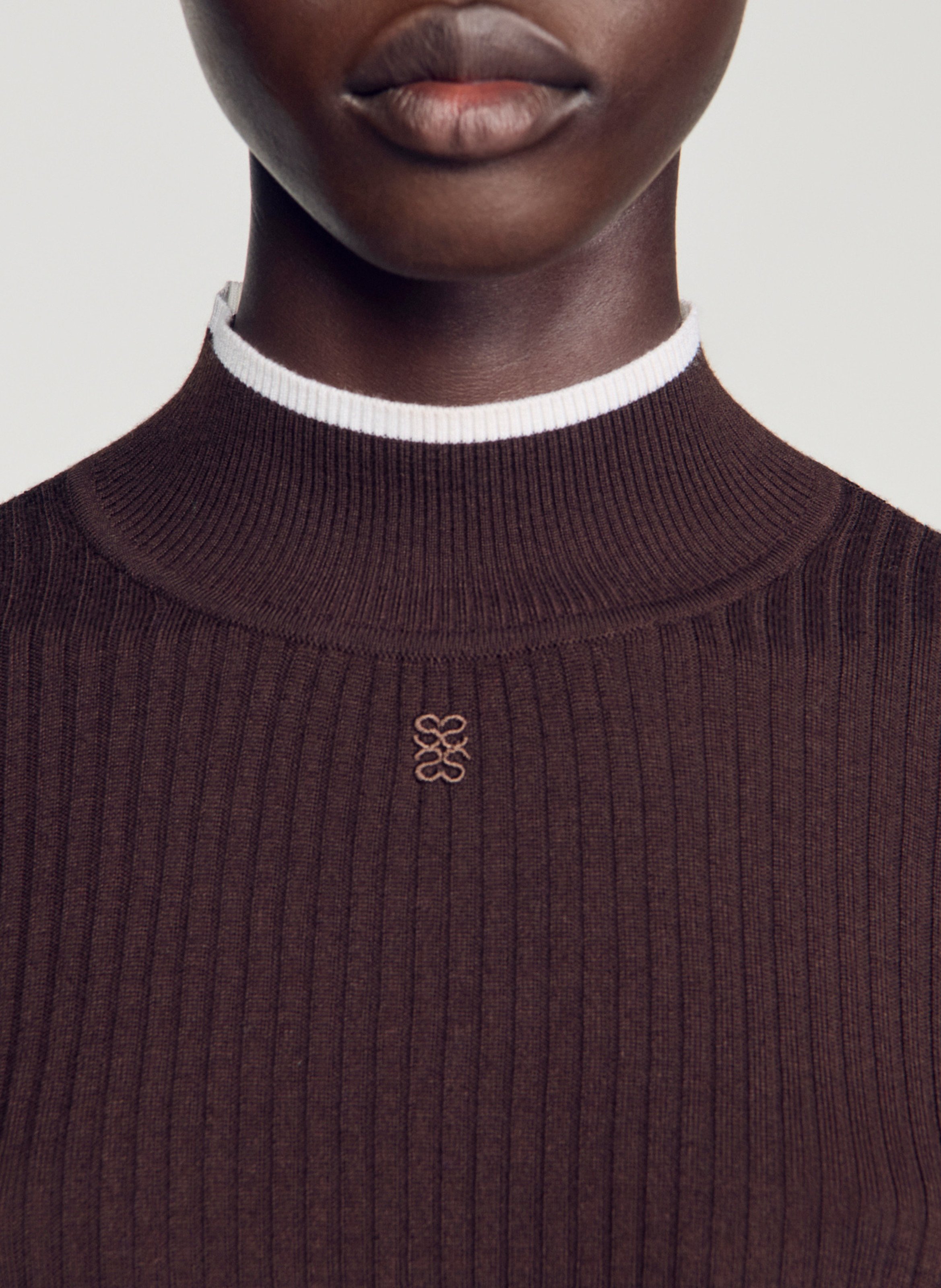 Pull col rond ajusté en laine et soie SANDRO Marron