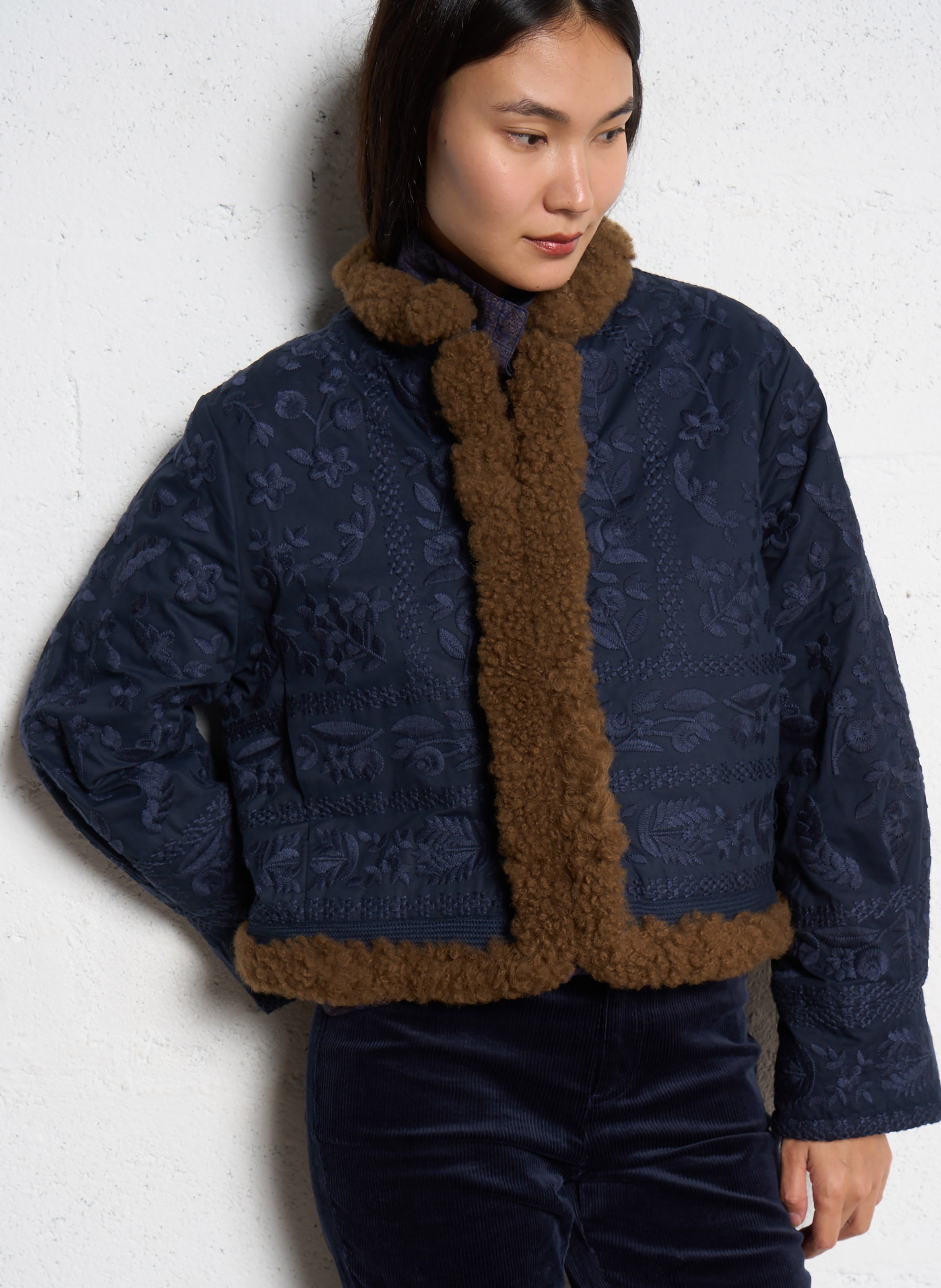 Rundhalsausschnitt bestickte Wollmischungsjacke ANTIK BATIK Blau