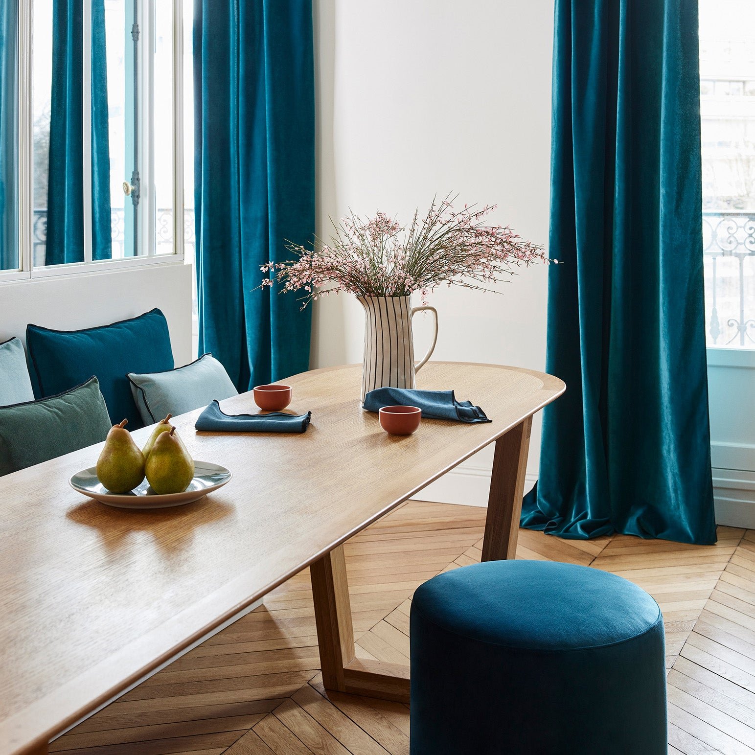 Curtain with black eyelets MADURA